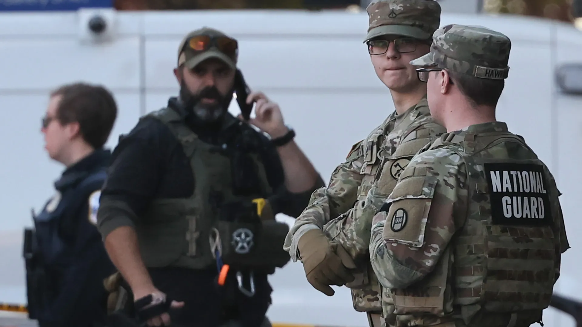 
                    Morreu um dos militares da Guarda Nacional baleado perto da Casa Branca
                