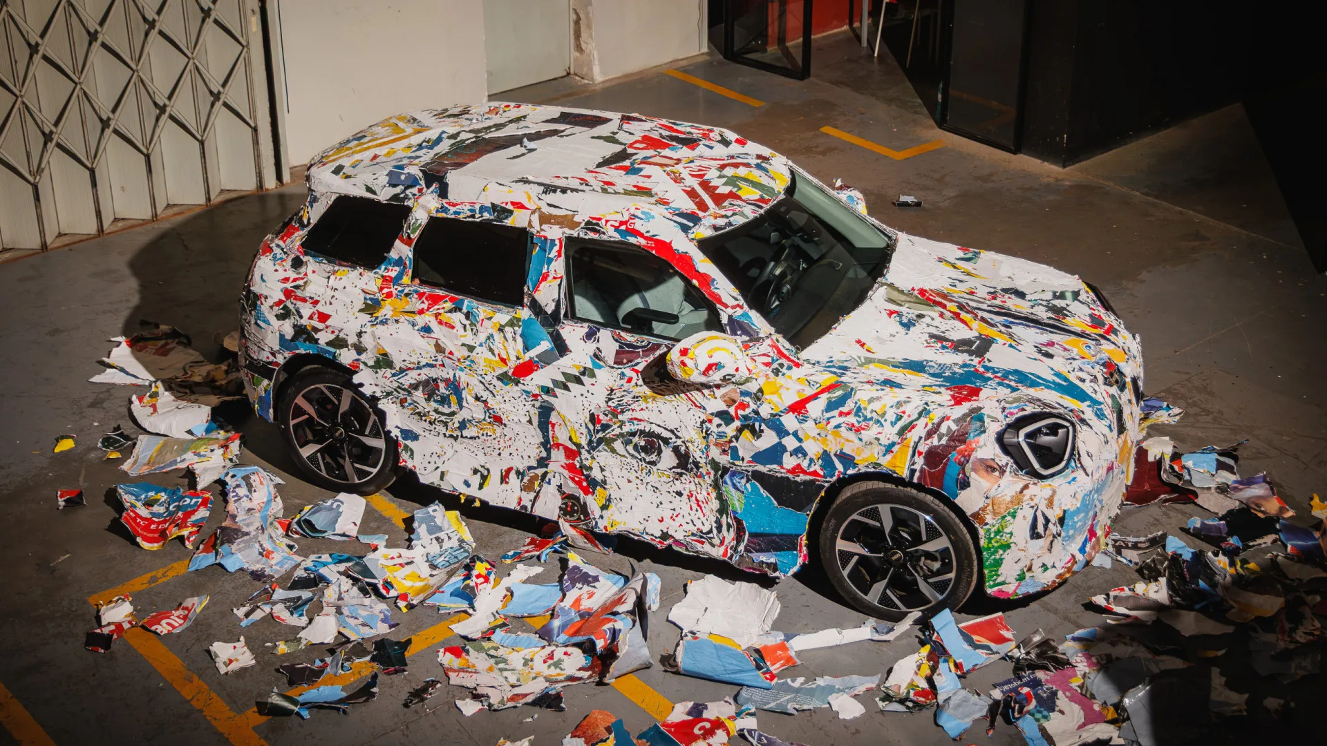 
                    Vhils criou obra-de-arte urbana num Mini Aceman
                