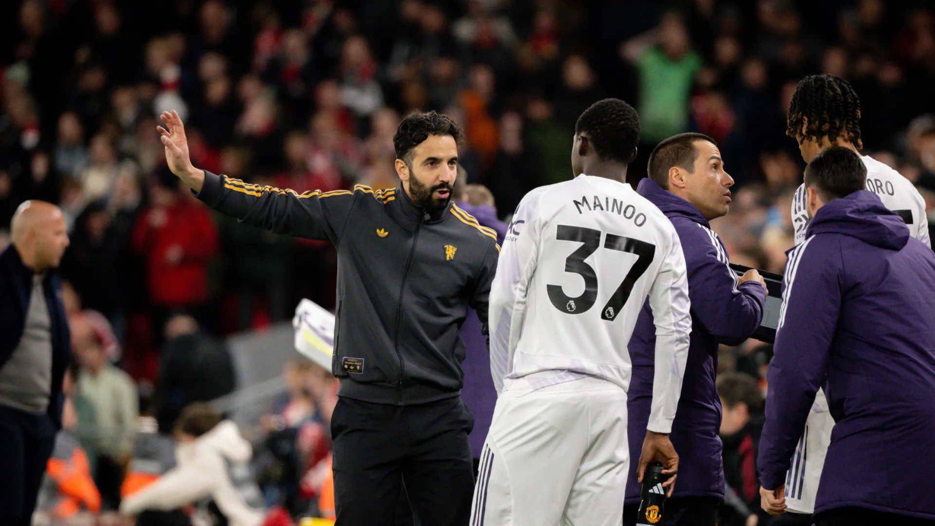 Lenda do United aponta o dedo a Amorim: "Parece não gostar de Mainoo"