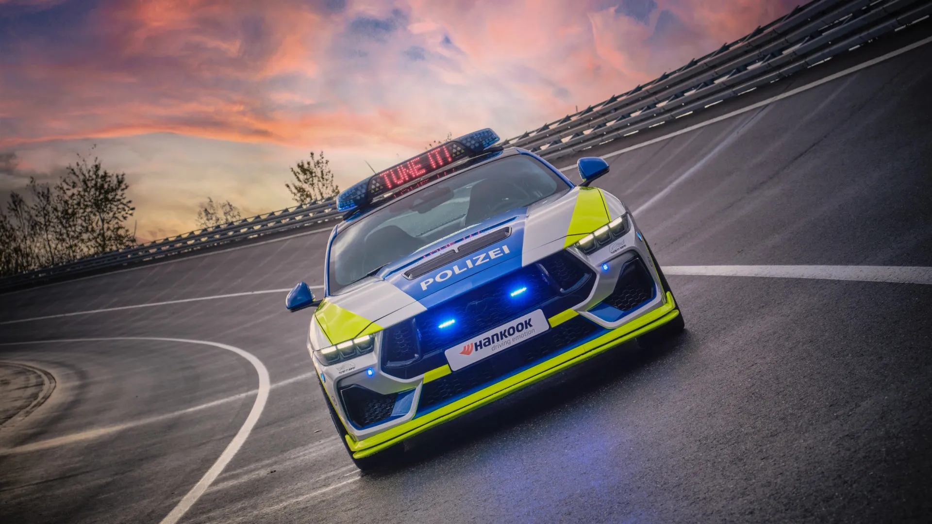 
                    Este Ford Mustang com motor V8 de 440 cv veste as cores da polícia alemã
                