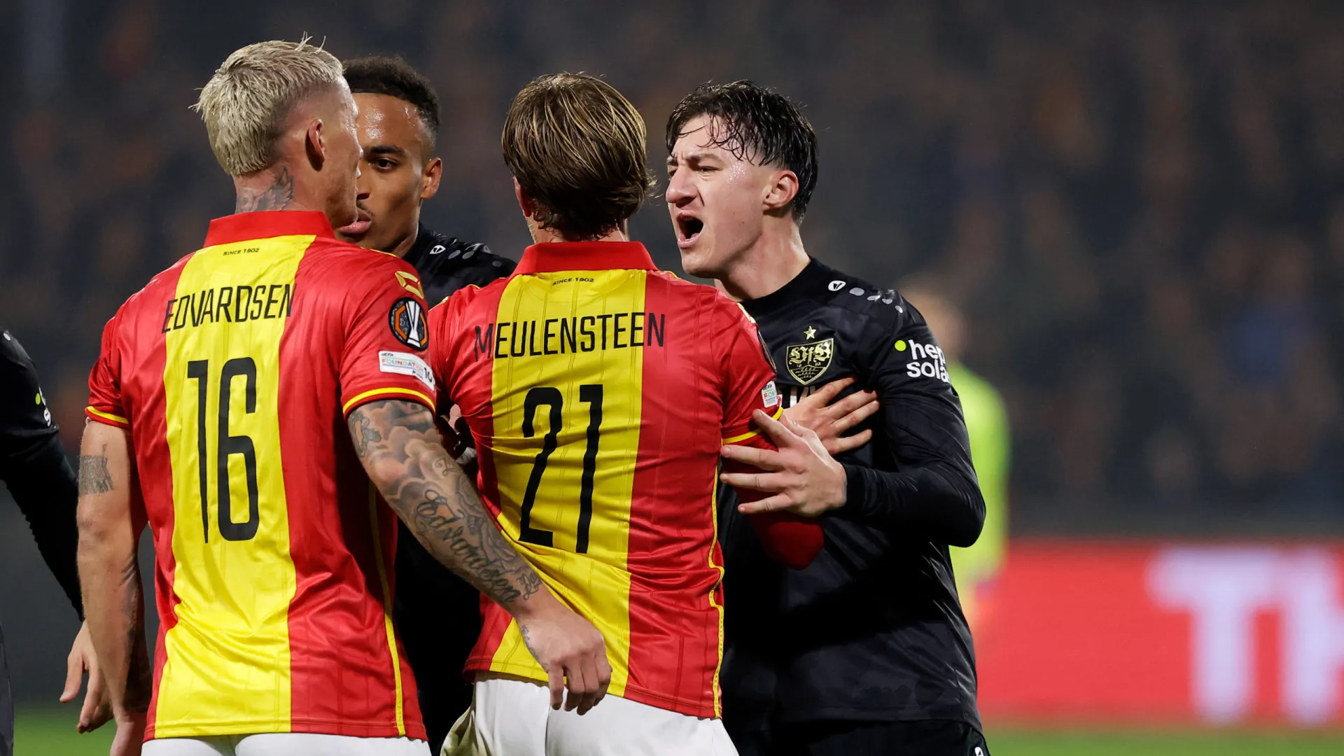 
                    Gozou com o nariz de um adversário e acabou multado pelo próprio clube
                