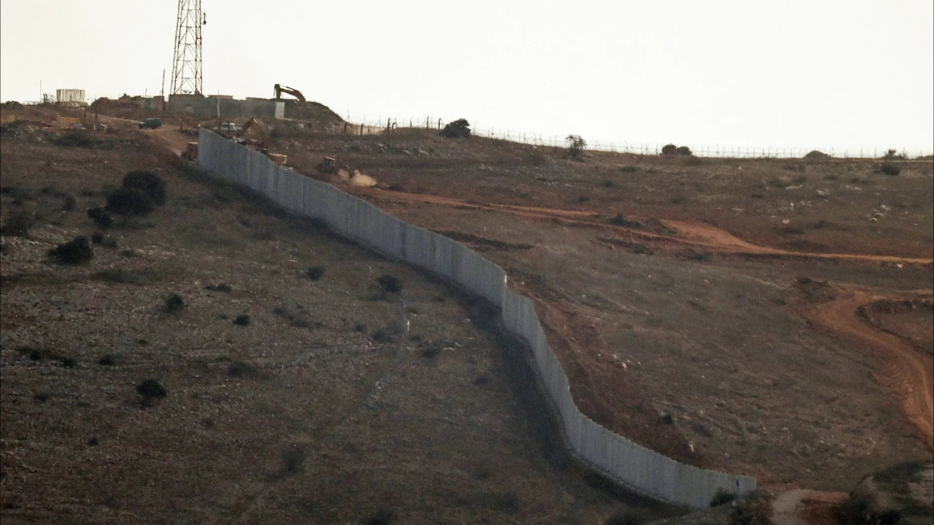 
                    Líbano apresenta queixa na ONU sobre muros israelitas no sul do país
                