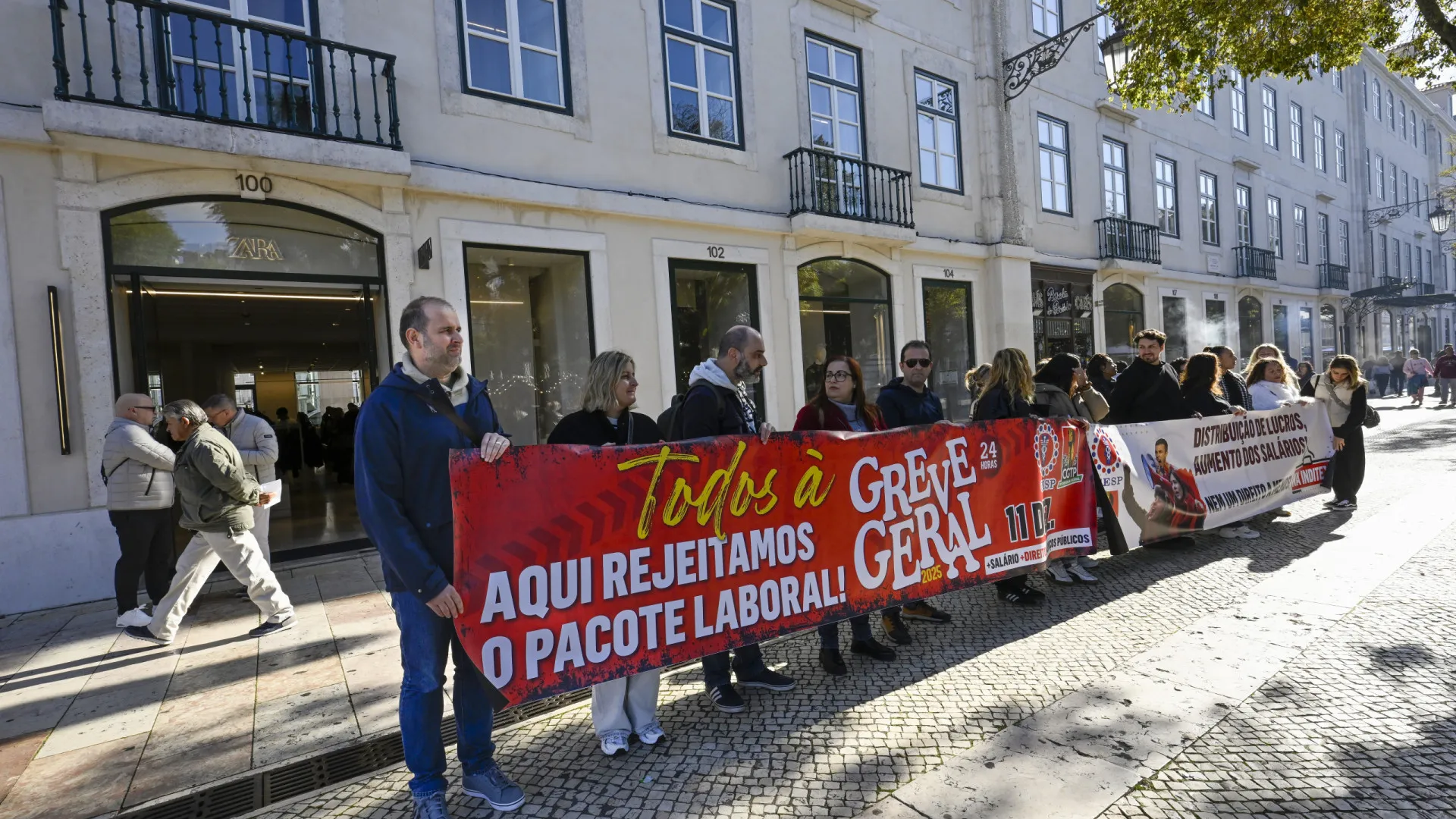 
                    Trabalhadores da Inditex reivindicam lucros em protesto na Black Friday
                