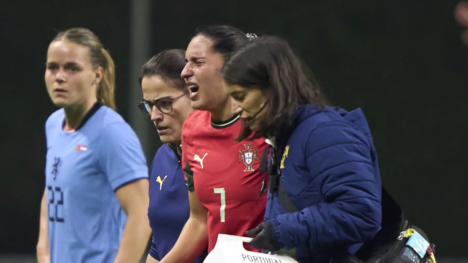 
                    Arrepiante. Kika Nazareth volta a lesionar-se e deixa relvado em lágrimas
                