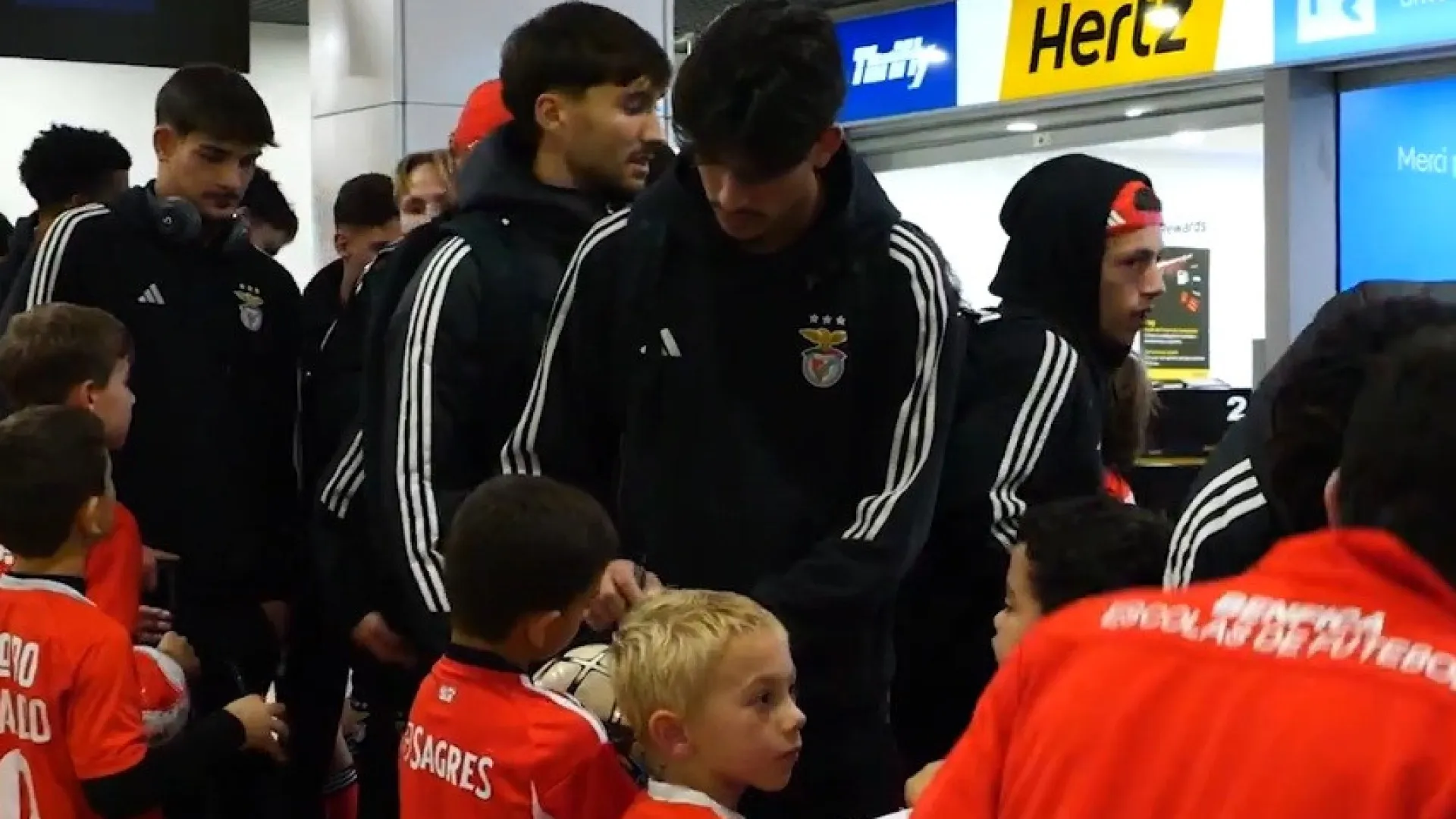 
                    Plantel do Benfica viajou até ao Funchal e foi recebido desta forma
                