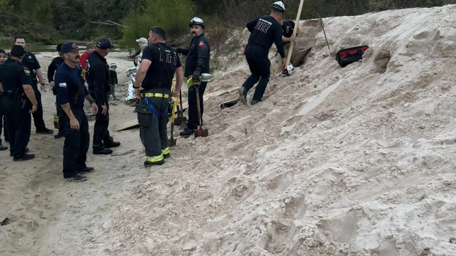 
                    Criança resgatada após buraco na areia desabar. 
