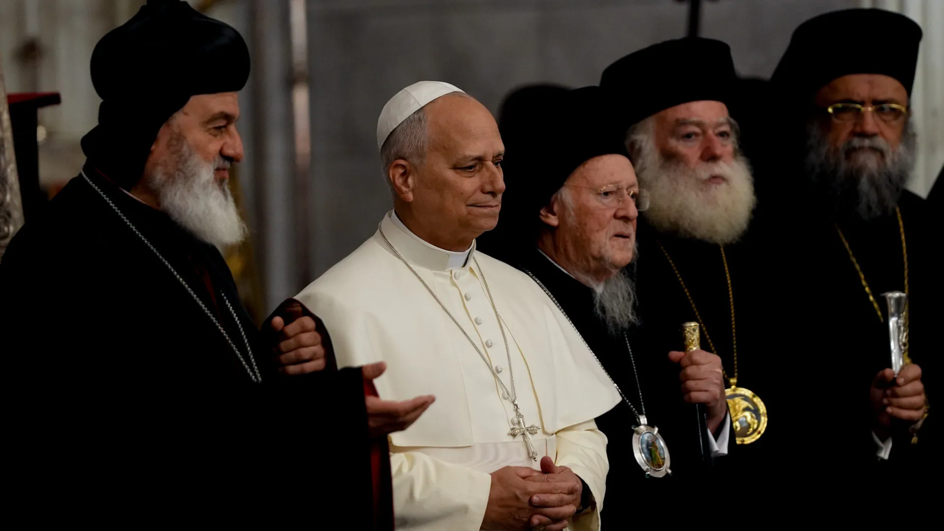 
                    Papa Leão XIV entrou mas não rezou na Mesquita Azul de Istambul
                