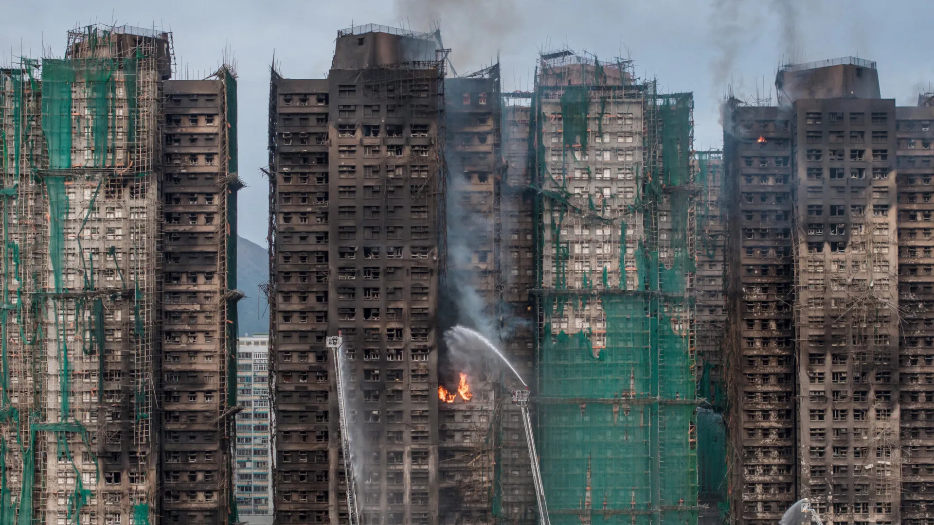 
                    Idoso escapou de incêndio em Hong Kong porque cão quis ir passear
                
