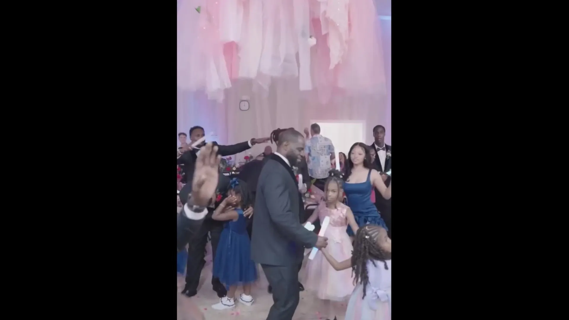 
                    Primeira dança entre pais e filhas reconcilia laços em prisão dos EUA
                