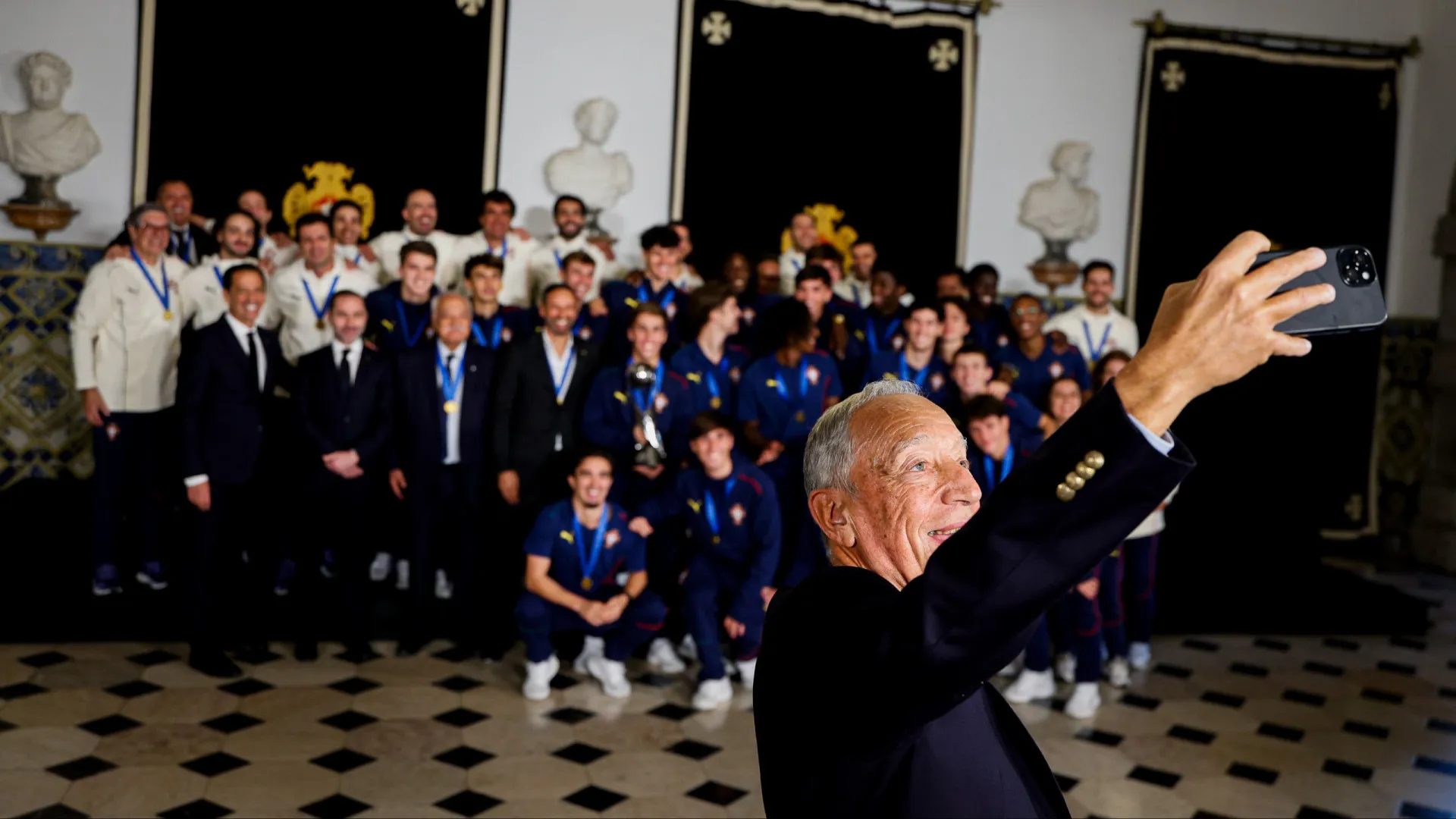 
                    Da selfie da praxe à festa. As imagens da homenagem aos campeões mundiais
                