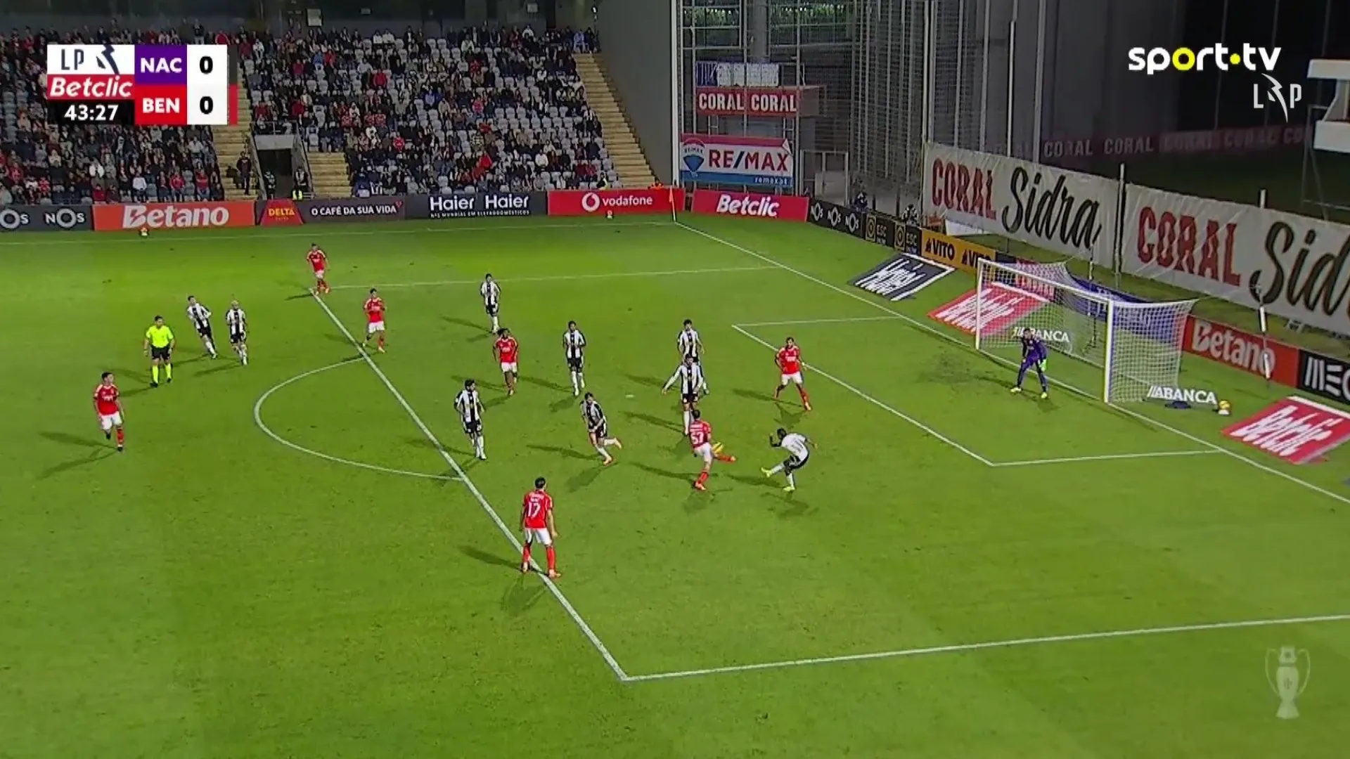 
                    O golo anulado a Pavlidis por fora de jogo no Nacional-Benfica
                