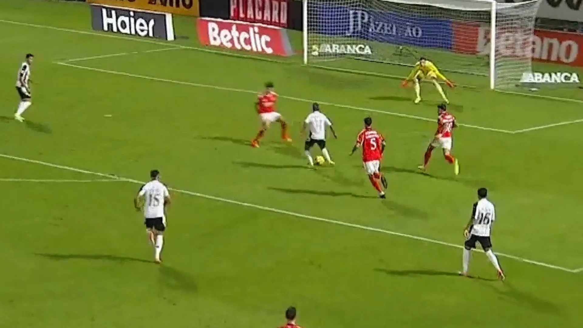 
                    O que foi isto? O erro surreal de Otamendi que deixou o Benfica a perder
                