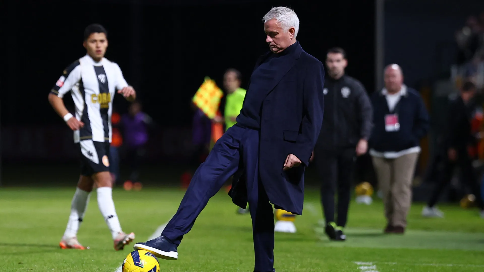 
                    A reação de Mourinho após a remontada do Benfica: 