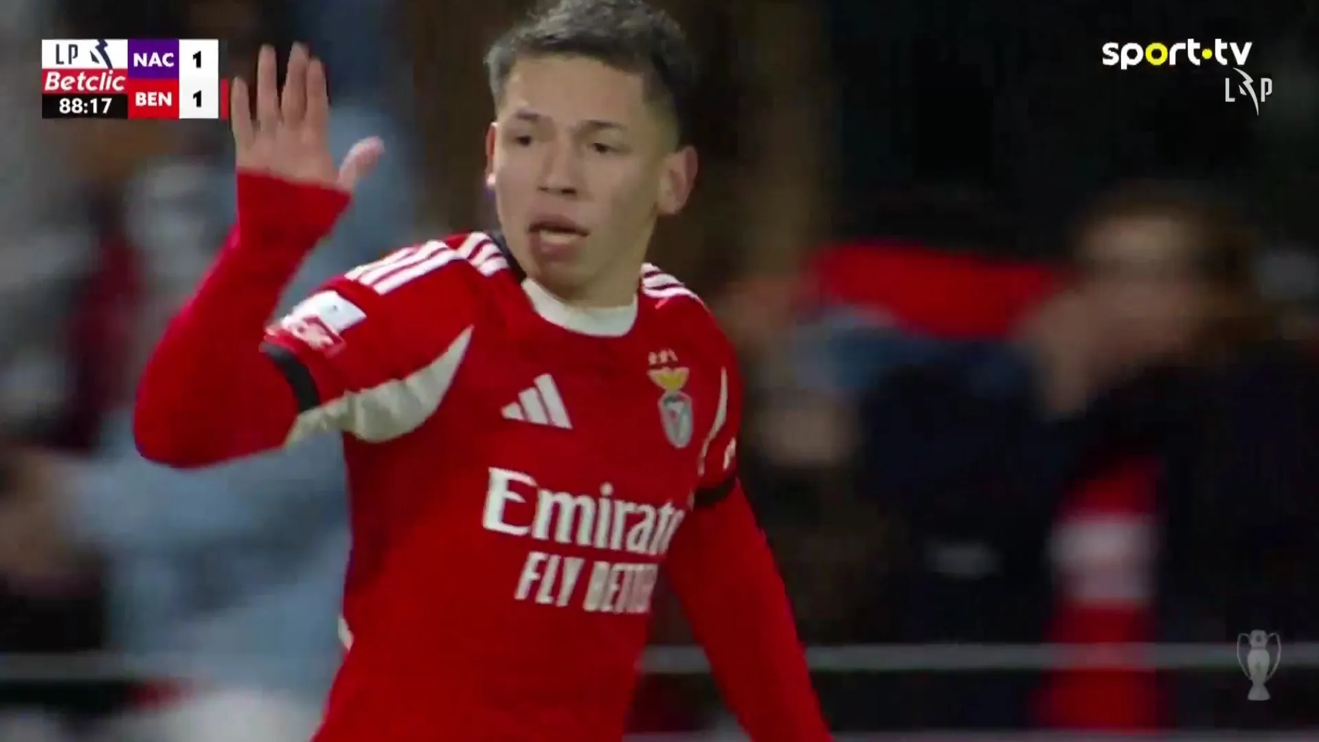 
                    O belo golo de Prestianni que restabeleceu o empate no Nacional-Benfica
                