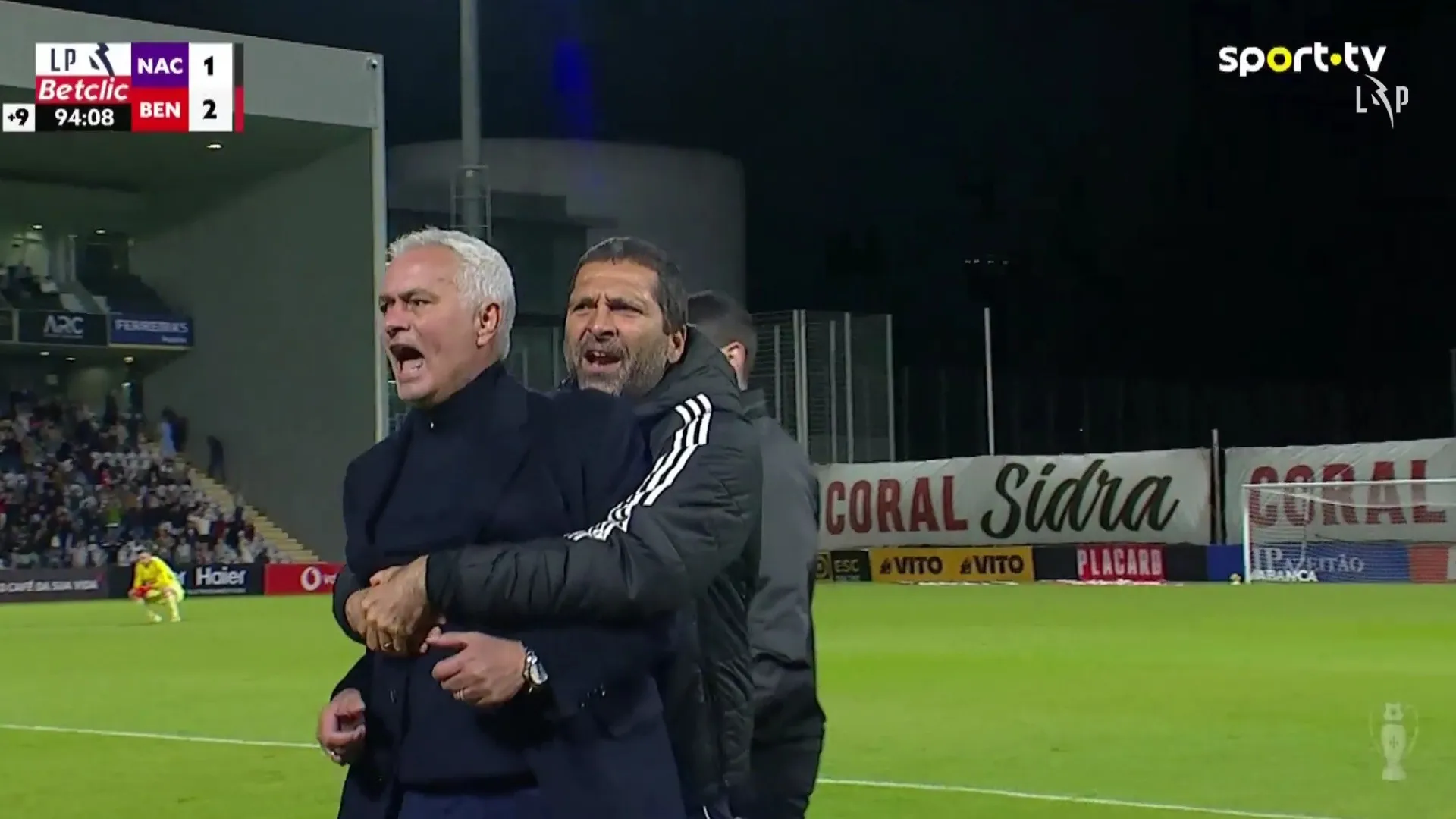 
                    Pavlidis consumou reviravolta do Benfica e Mourinho festejou assim
                