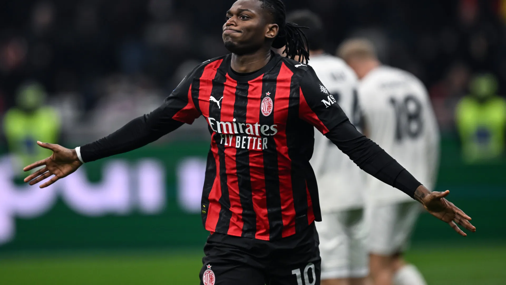 
                    Rafael Leão guia AC MIlan ao topo da Serie A às custas de Nuno Tavares
                