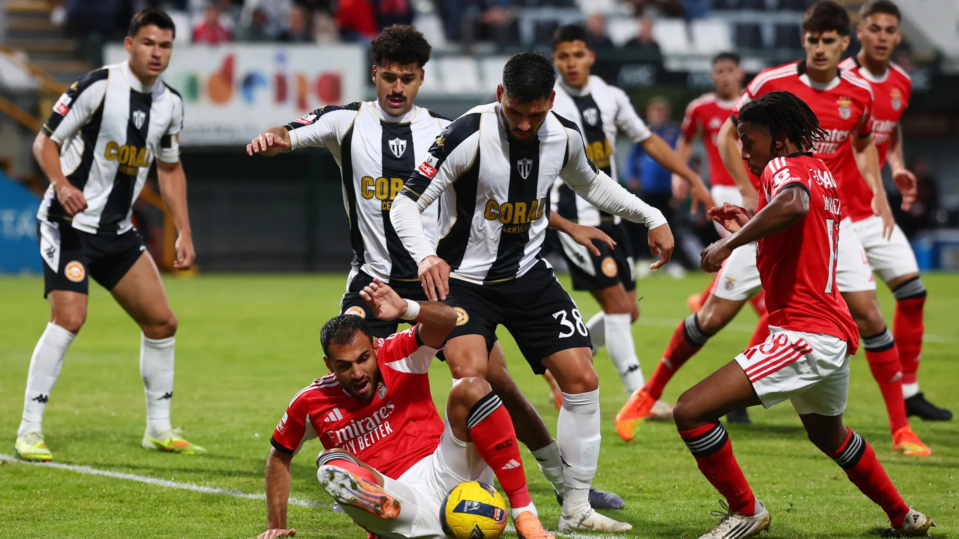 
                    Zé Vítor triste com a derrota ante o Benfica: 