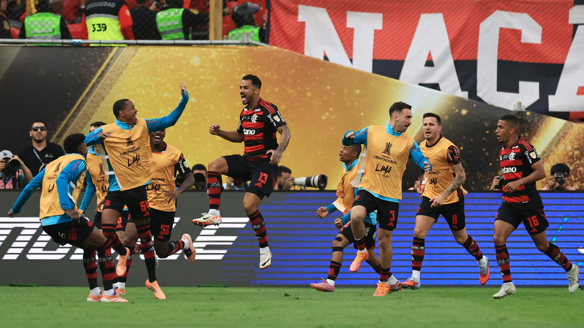 
                    Ex-FC Porto 'trama' Abel e ajuda Flamengo a ser campeão da Libertadores
                