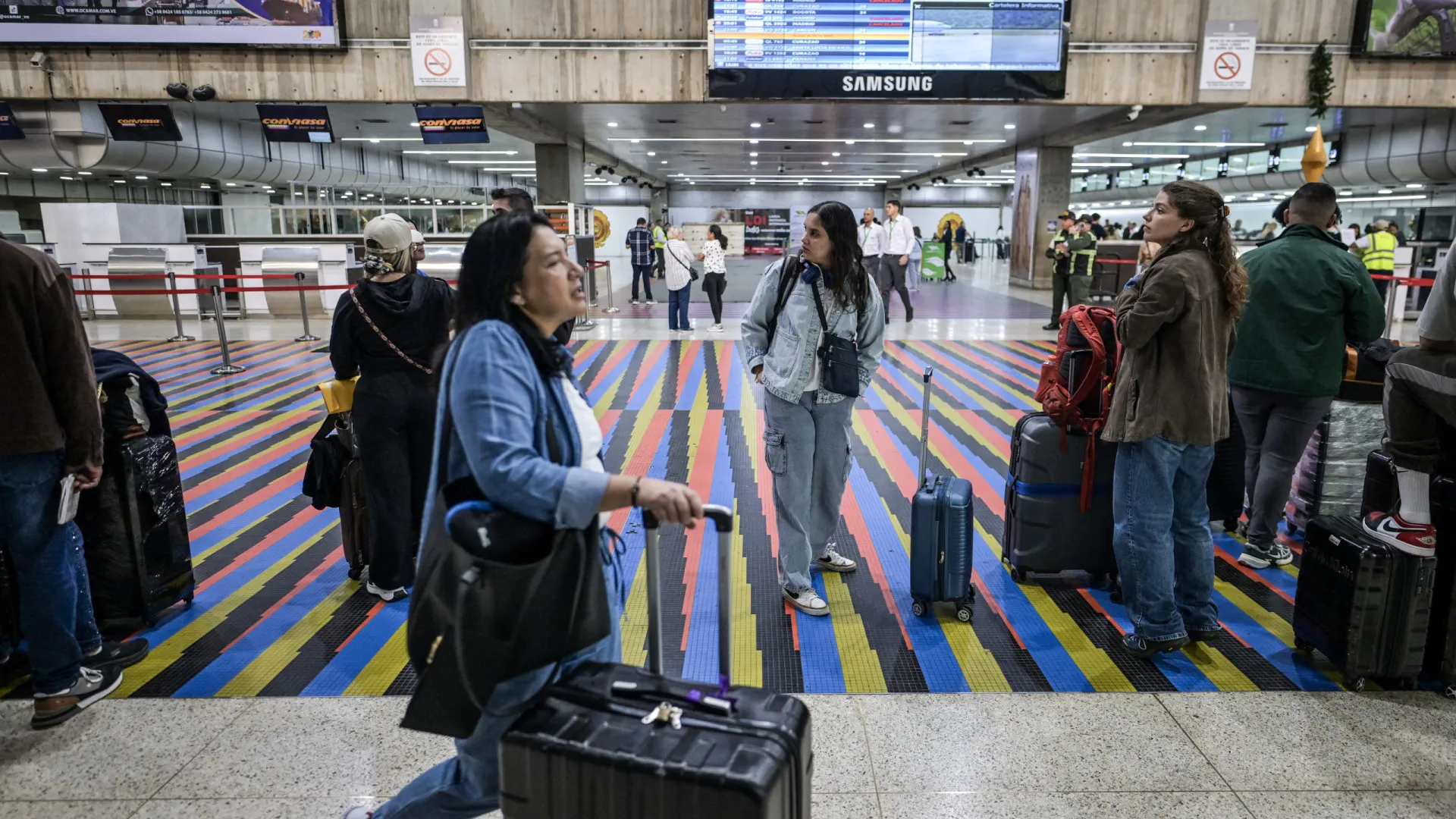
                    Venezuela: Principal aeroporto continua a funcionar após anúncio de Trump
                