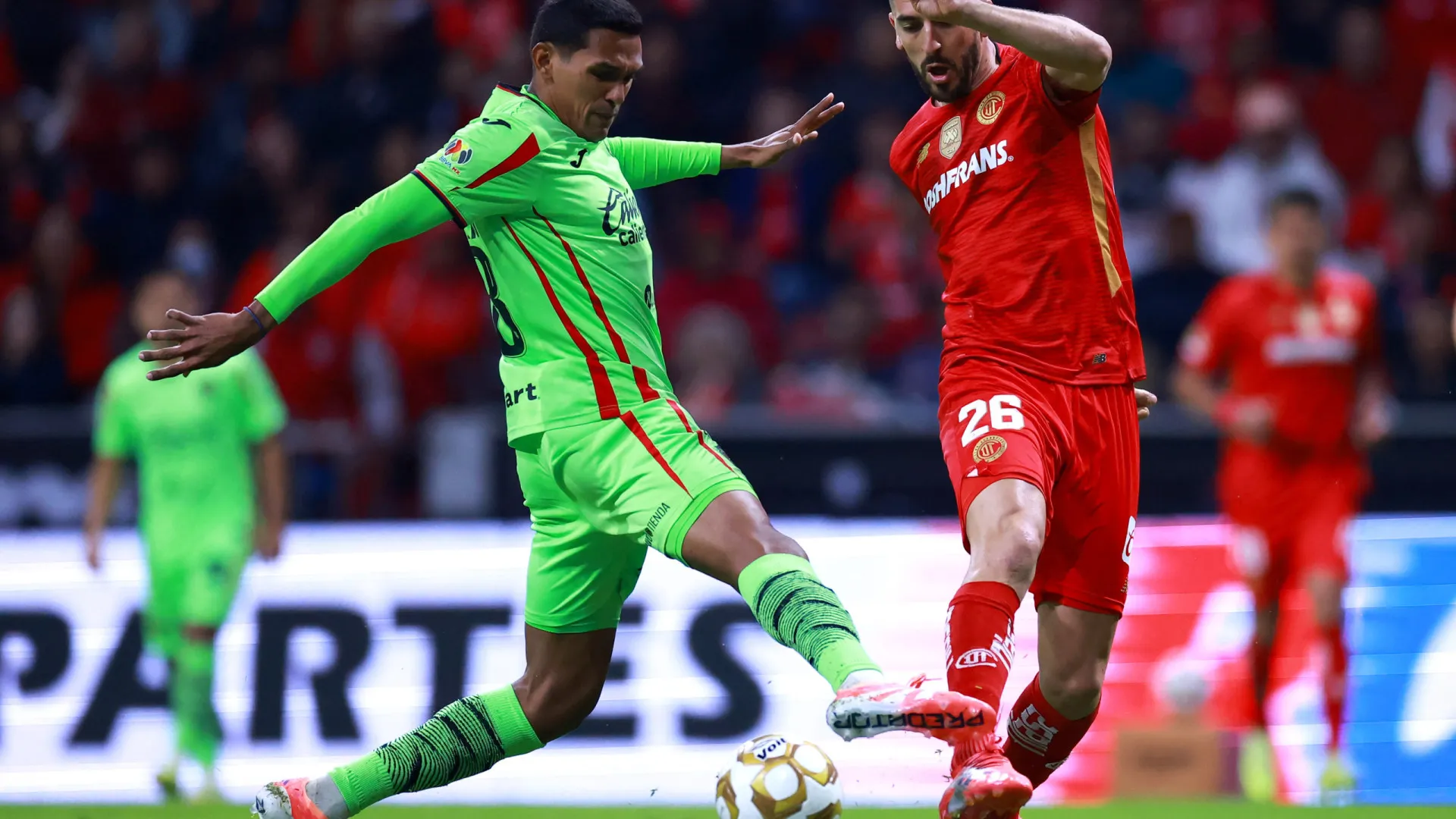 
                    Paulinho perdoa, mas Toluca não e apura-se para as 'meias'
                