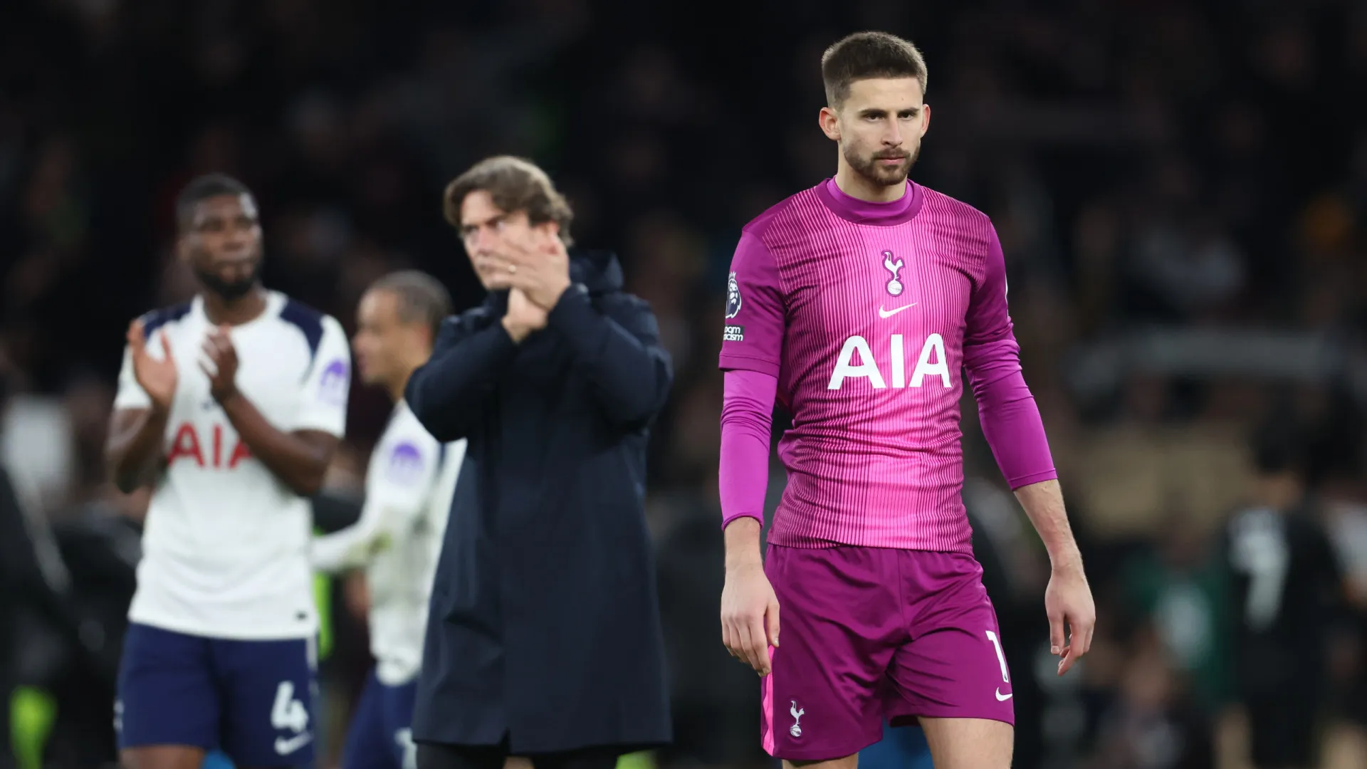 
                    Adeptos do Tottenham viram-se contra próprio guarda-redes: 