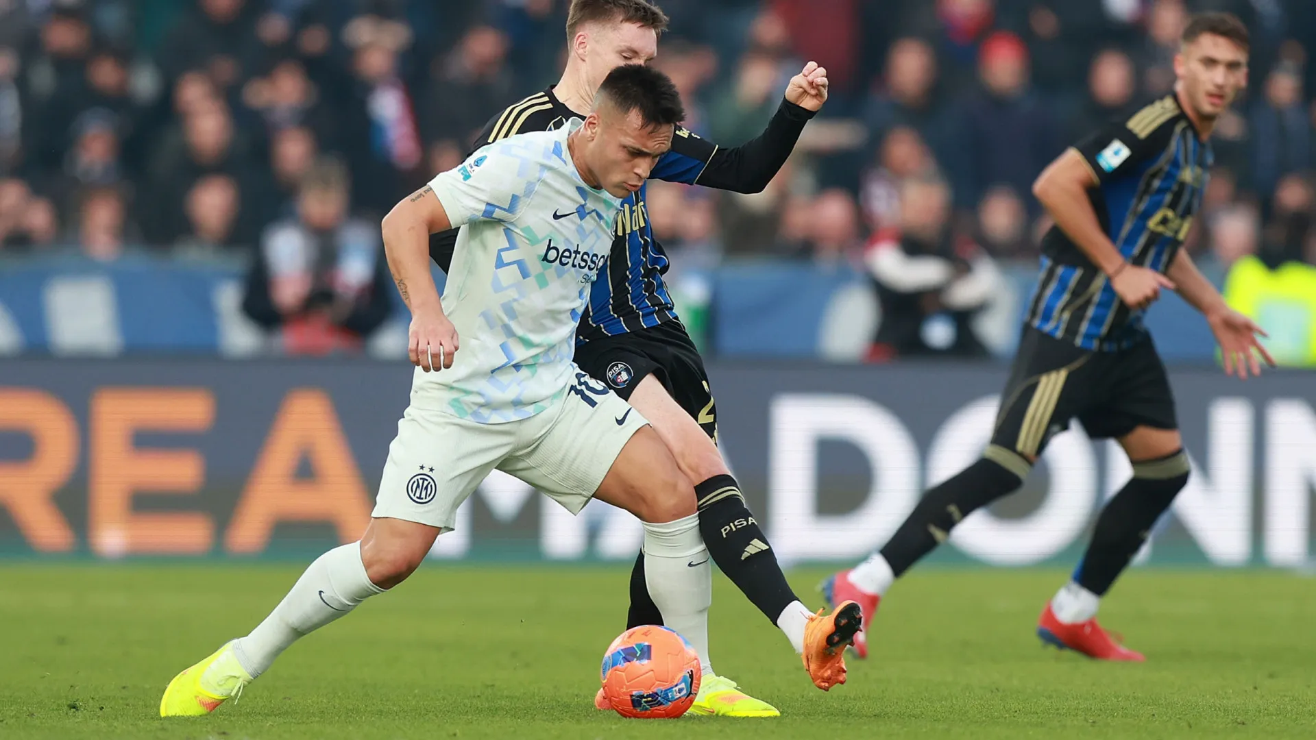 
                    Inter salva-se em Pisa à boleia de suspeito do costume e chega-se ao topo
                