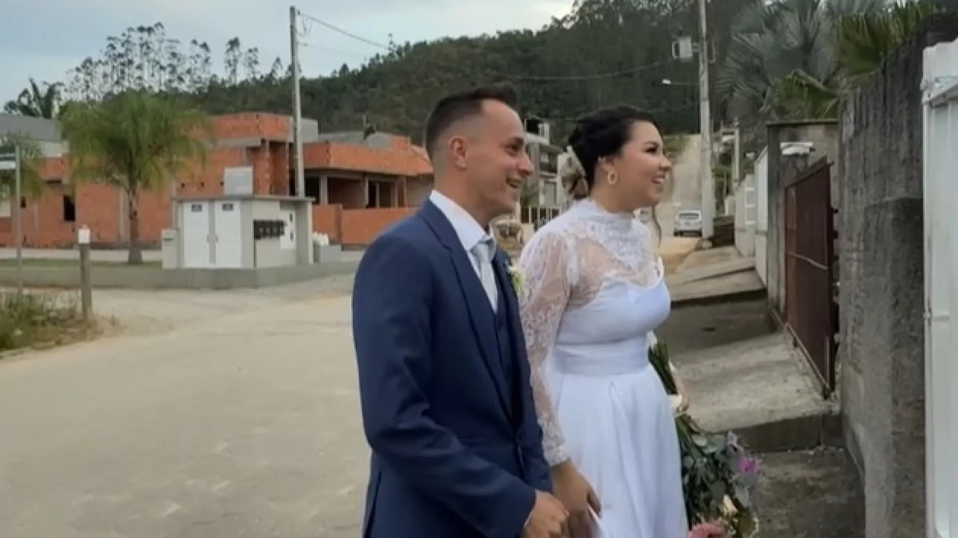 
                    Noivos 'fogem' de casamento no Brasil… e visitam avós que não puderam ir
                