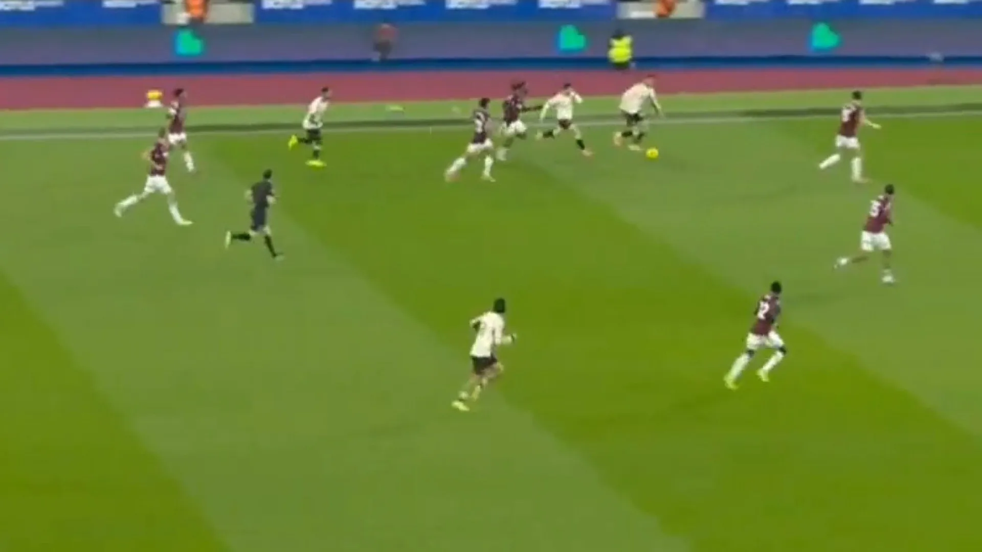 
                    Depois de assistir, o golo. Gakpo fechou assim o triunfo do Liverpool
                