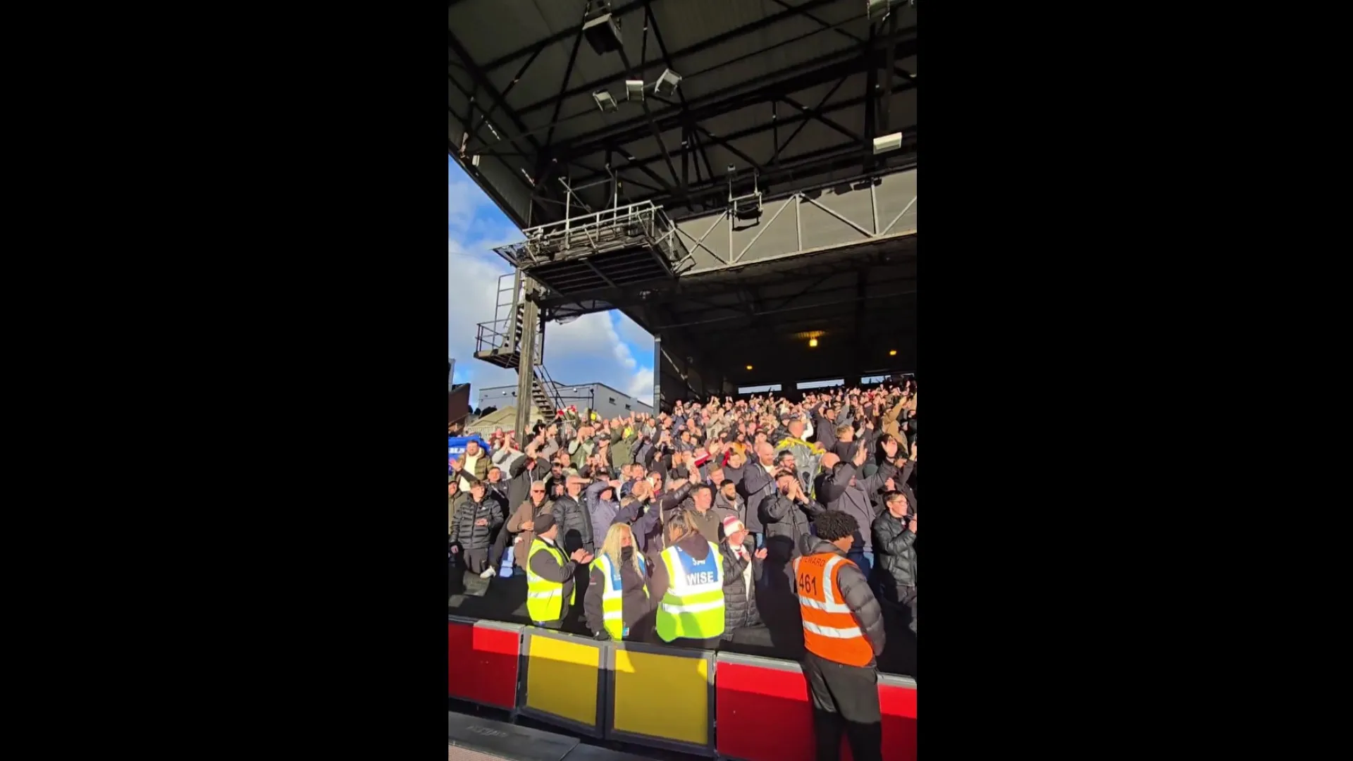 
                    Adeptos do Manchester United rendidos aos jogadores após remontada
                