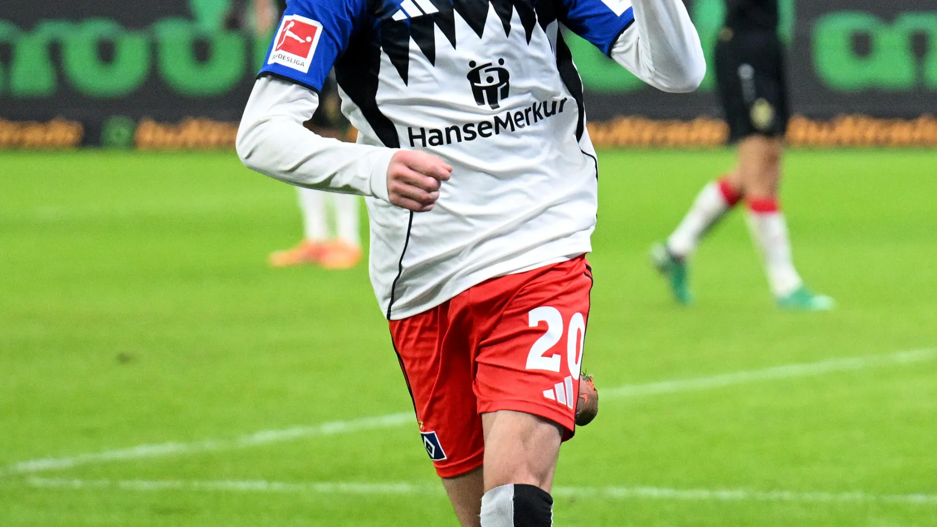 
                    'Herói' Fábio Vieira dá vitória ao Hamburgo sobre Tiago Tomás
                