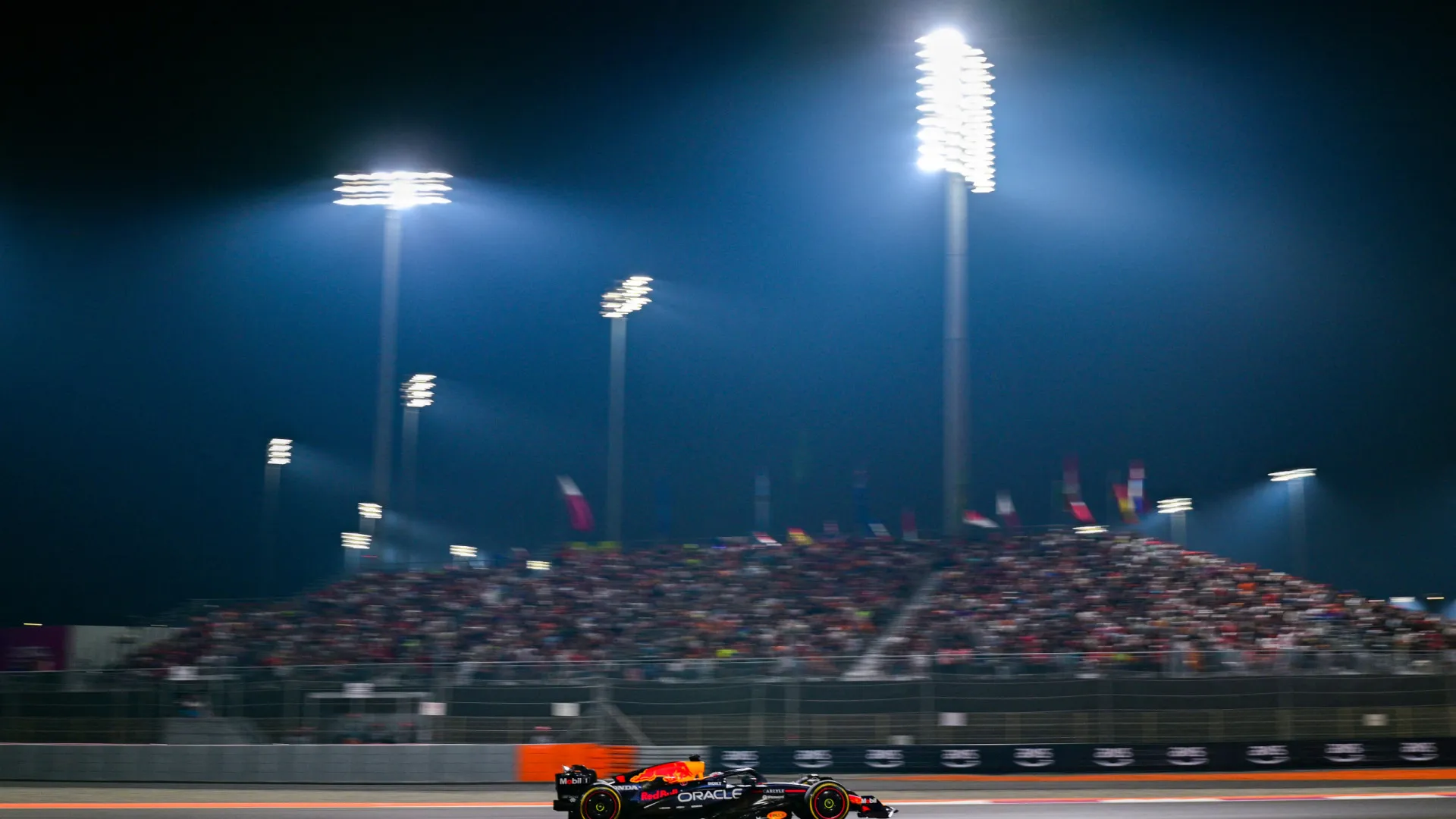 
                    Festa adiada. Verstappen vence e deixa tudo para decidir no GP Abu Dhabi
                