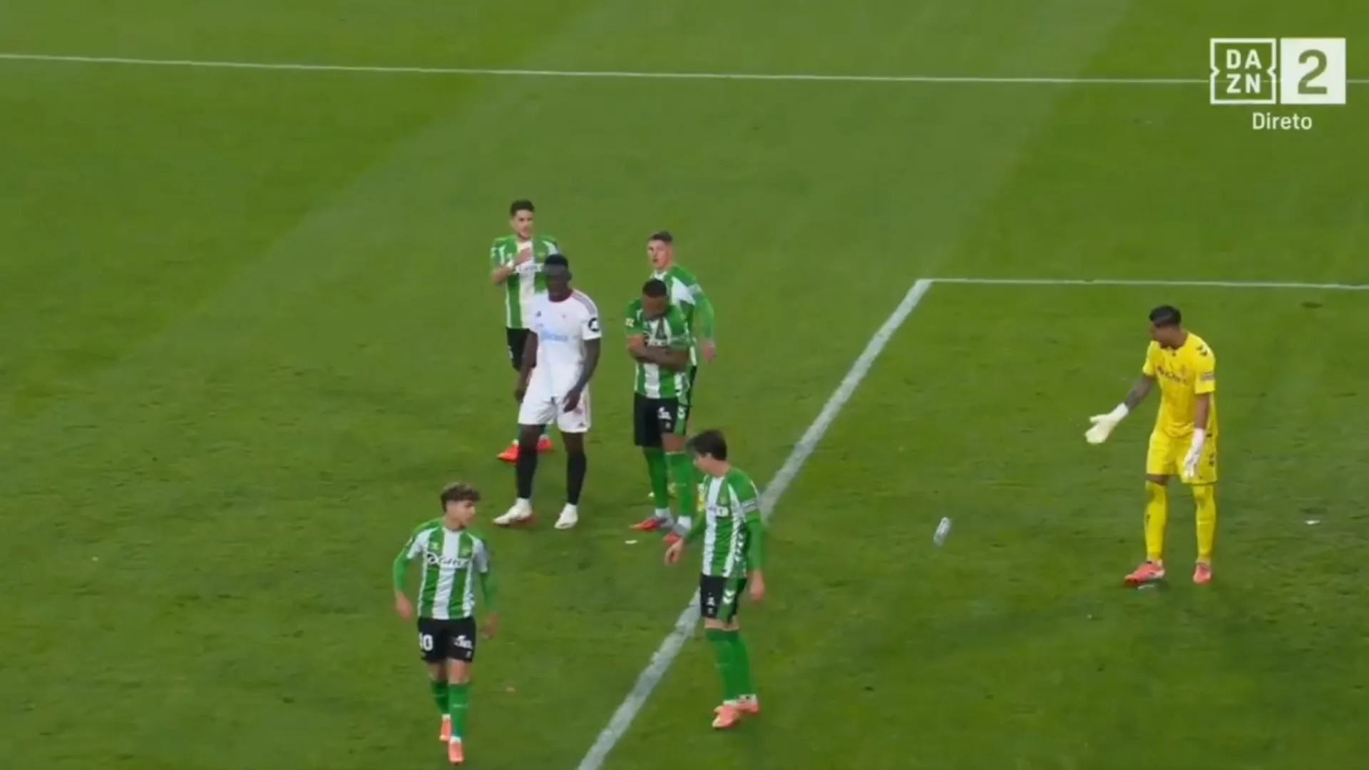 
                    Garrafa de água motivou a suspensão do Sevilla-Betis para a La Liga
                