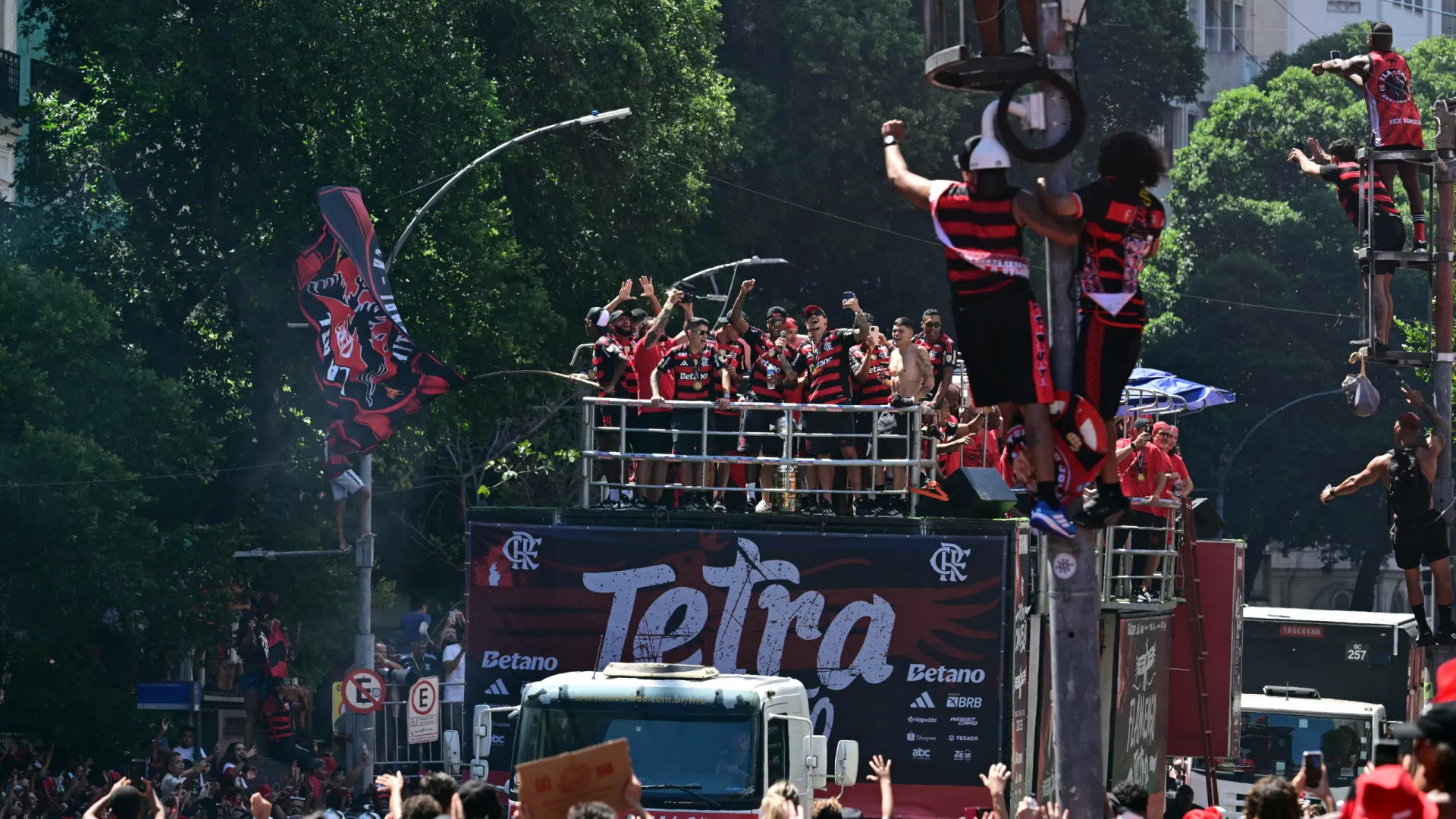 
                    Loucura no Rio. Flamengo venceu Libertadores e foi recebido… desta forma
                