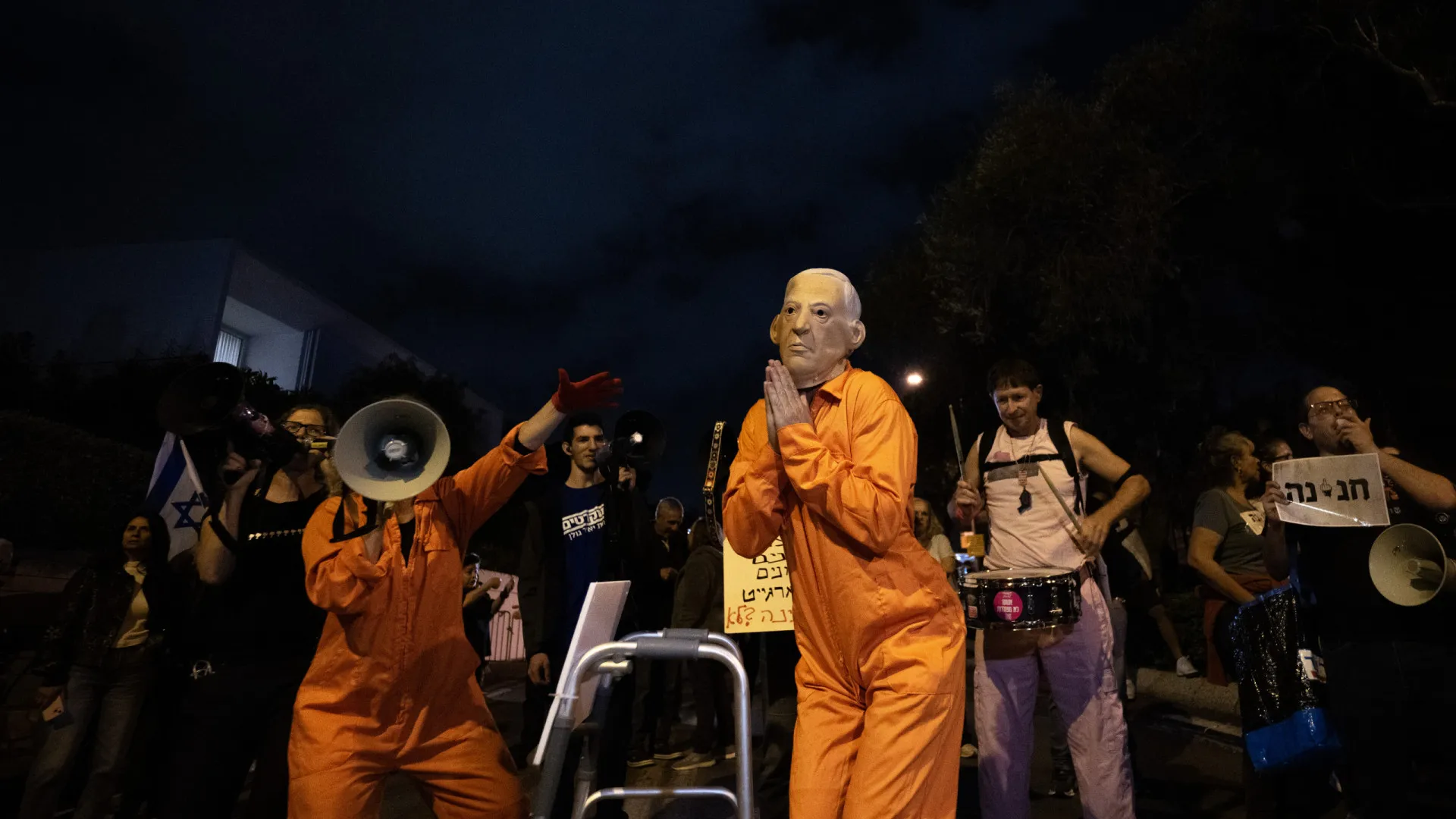 
                    Indulto a Netanyahu? Dezenas protestam junto da casa de Herzog
                