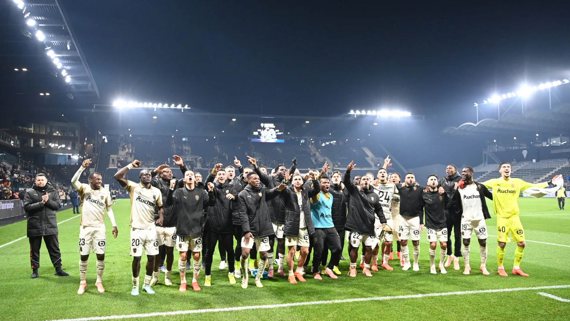 
                    Atenção, Paris Saint-Germain: O surpreendente novo líder isolado
                