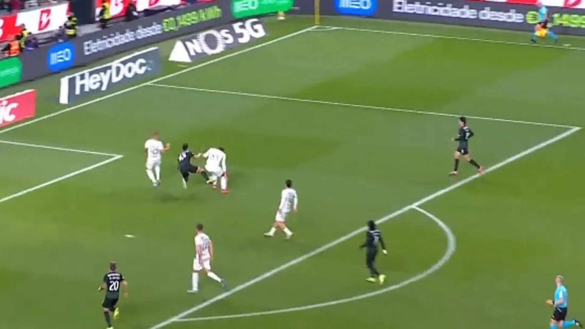 
                    O polémico lance em que o Sporting ficou a pedir penálti sobre Suárez
                