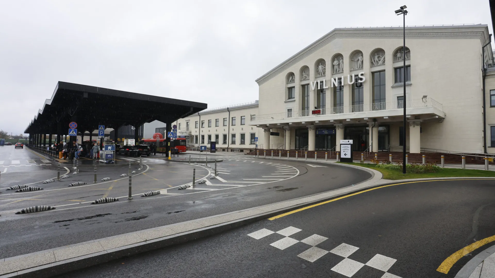 
                    Aeroporto de Vilnius suspende operações devido a balões meteorológicos
                