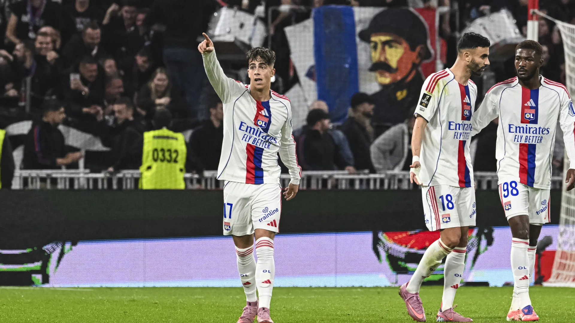 
                    Lyon, de Paulo Fonseca, vence e alcança lugares europeus na Ligue 1
                