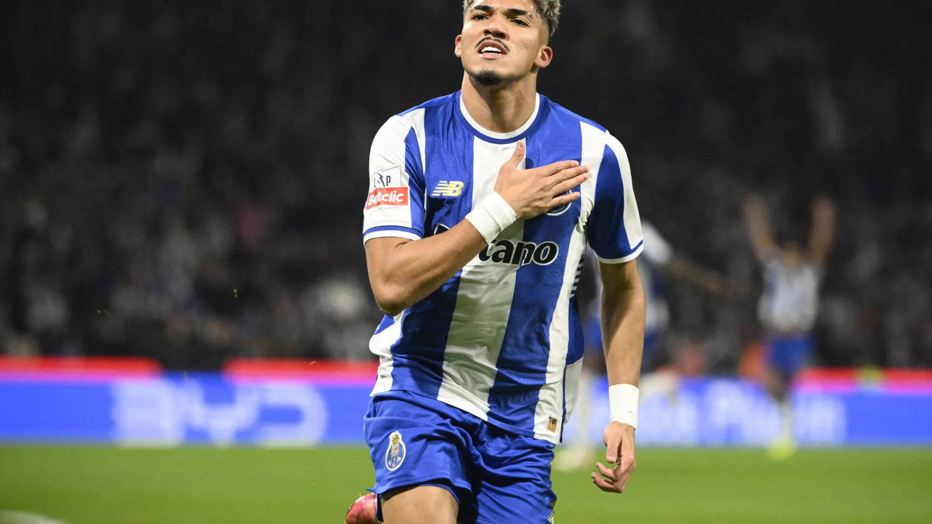 
                    Fácil? Desengane-se. FC Porto sofre para bater Estoril e vê dérbi no topo
                