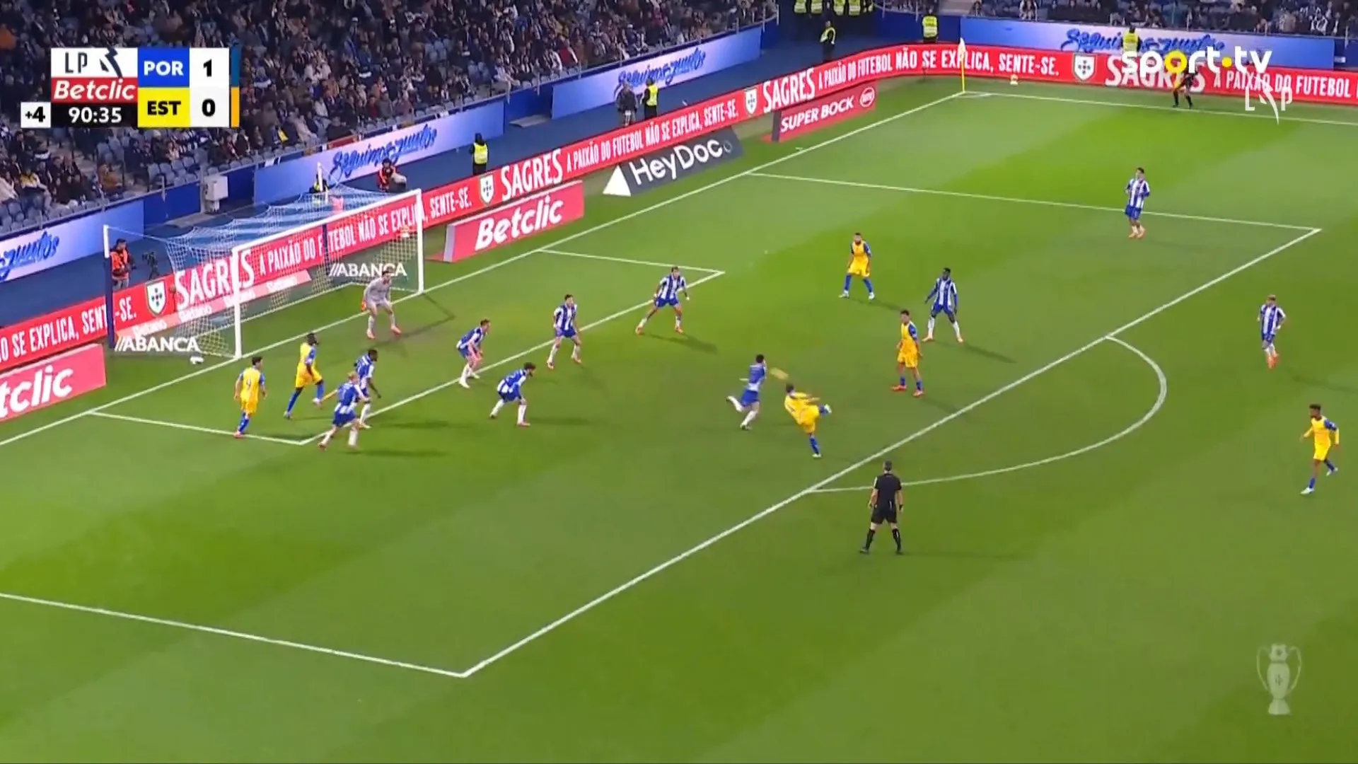 
                    Ferro (ex-Benfica) perto de 'congelar' FC Porto em pleno Dragão
                