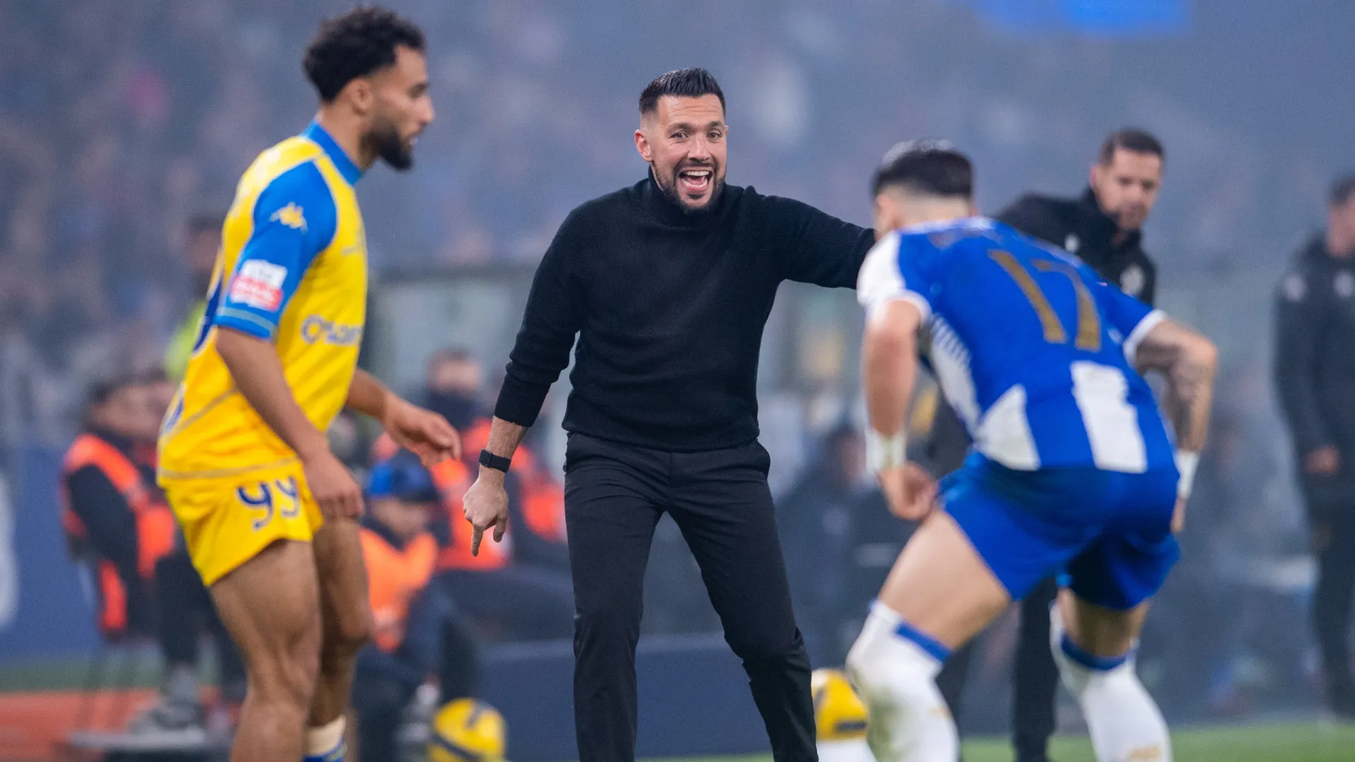 
                    Caldo entornado no FC Porto-Estoril. As versões de Farioli e Ian Cathro
                
