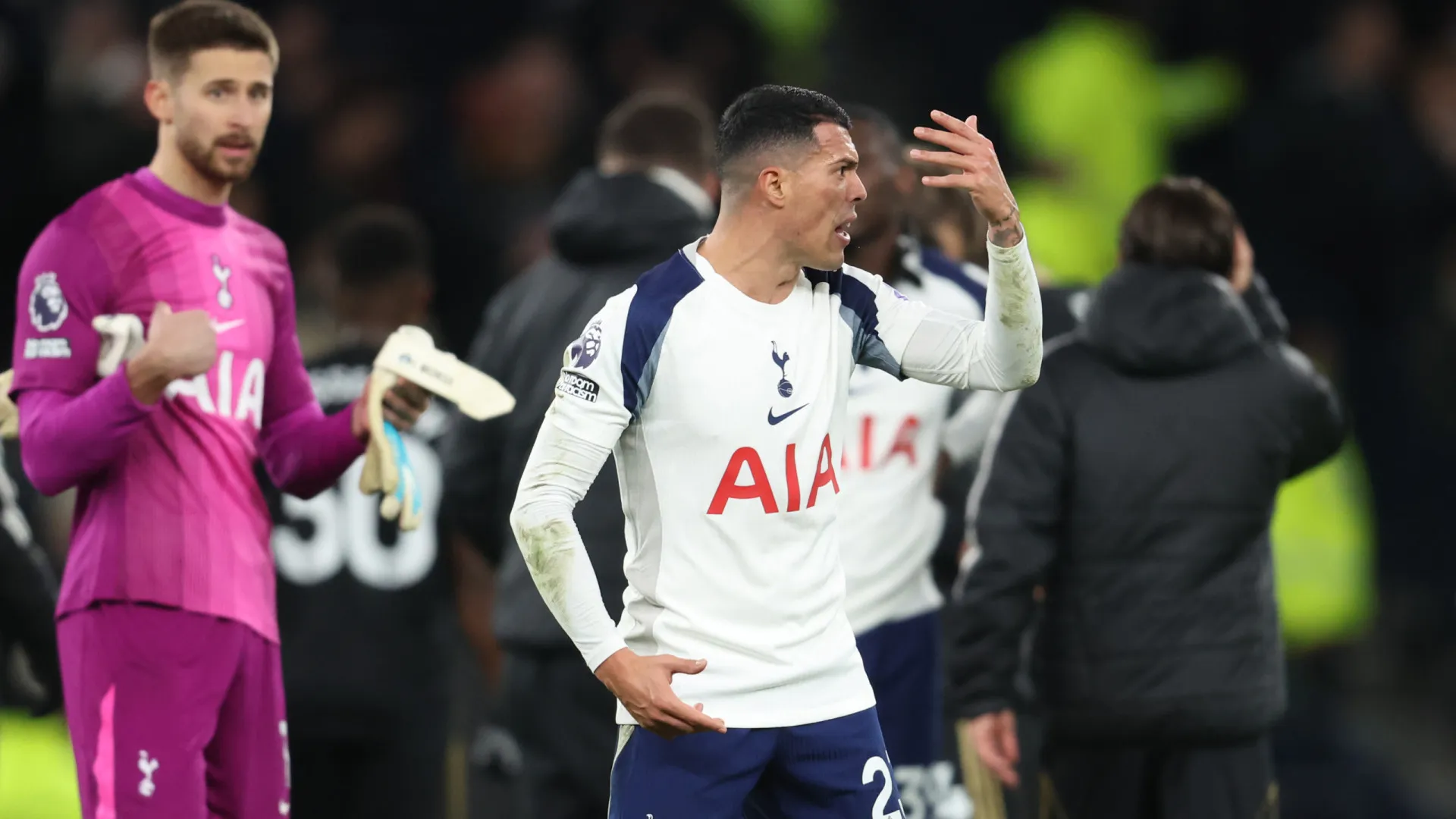 
                    Tottenham a 'ferro e fogo'. Pedro Porro pega-se com colega (e há imagens)
                