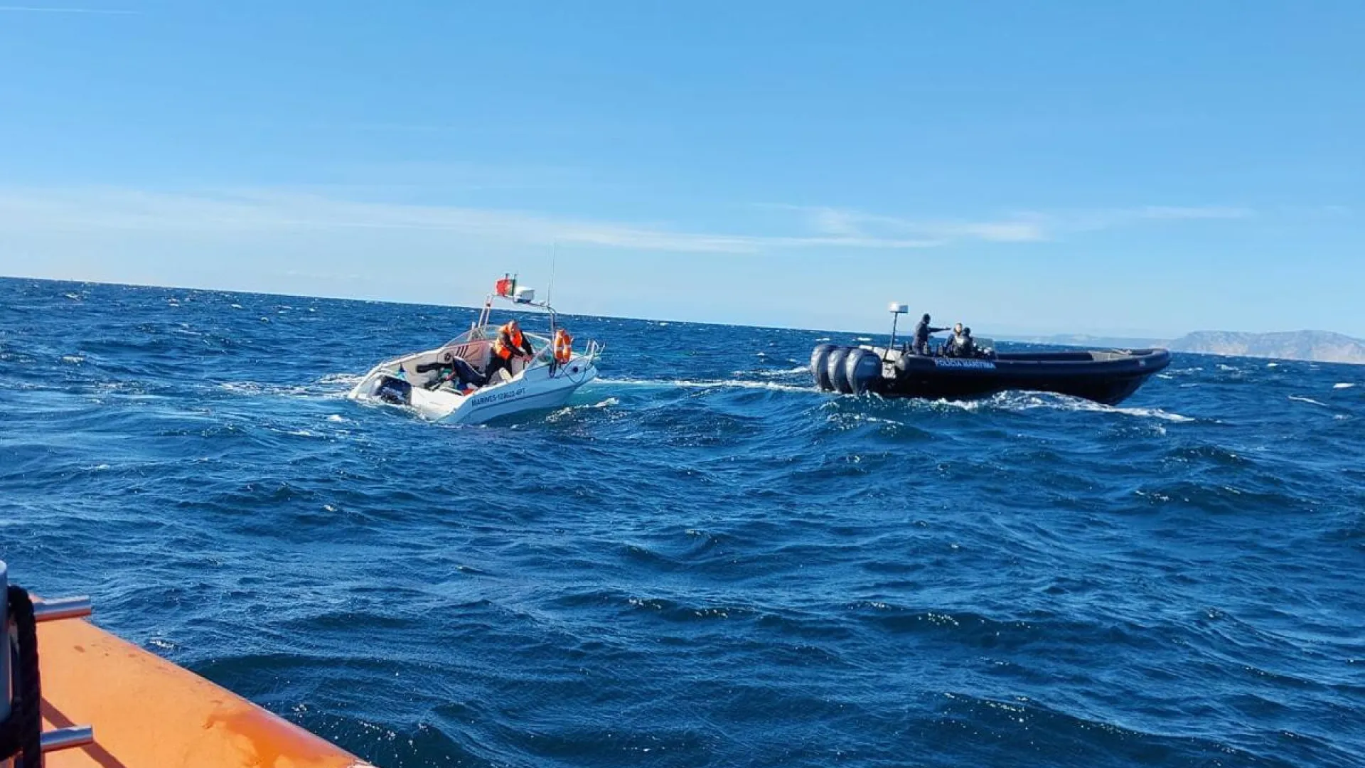 
                    Resgatadas 4 pessoas de barco com avaria no motor ao largo da Comporta
                