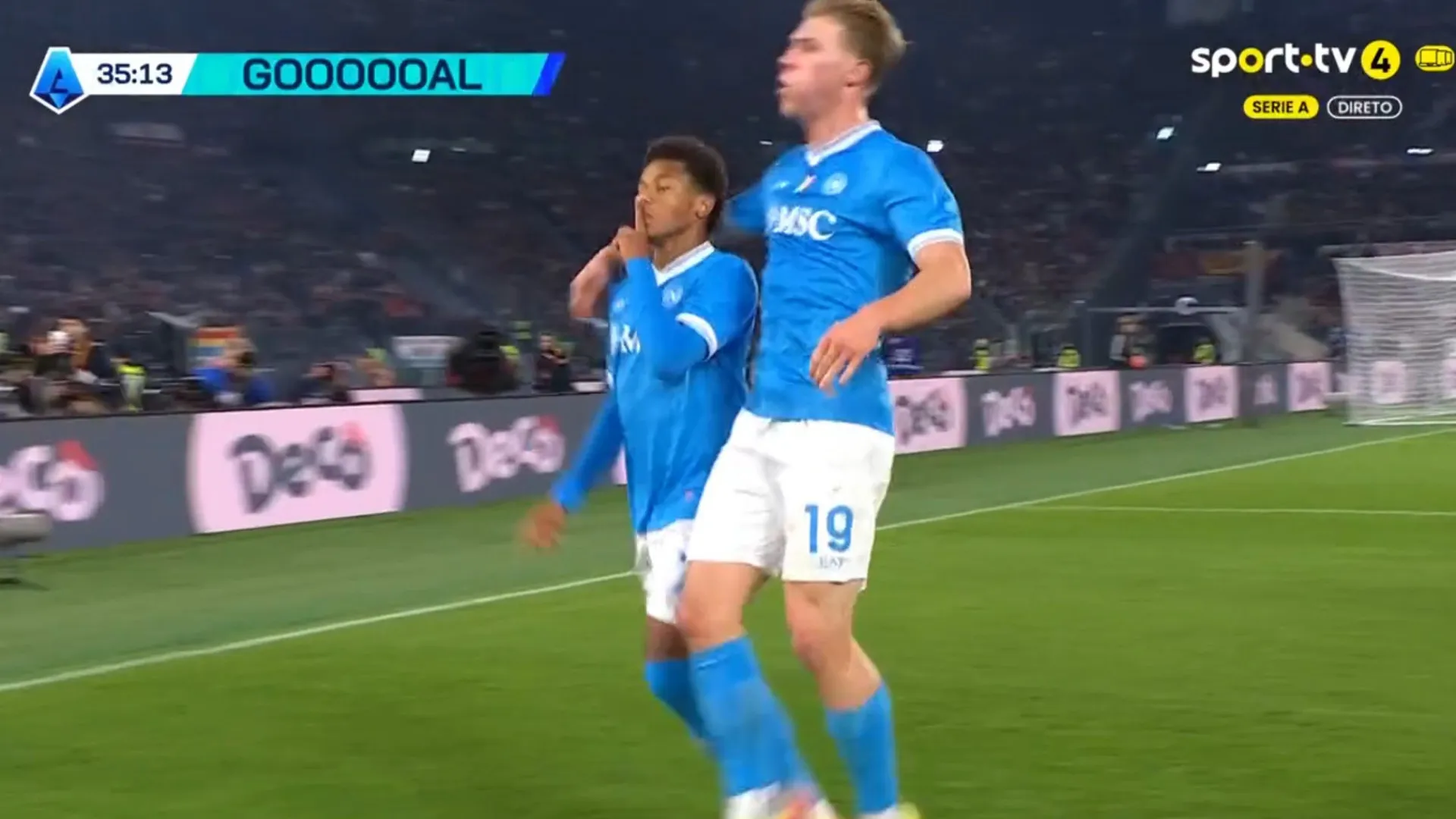 
                    David Neres vai voando no Napoli e celebração volta a dar que falar
                