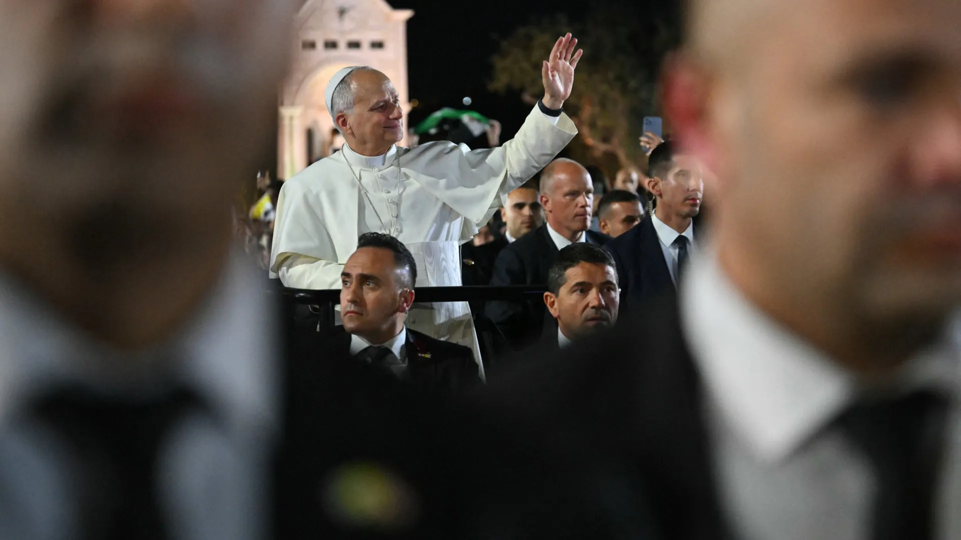 
                    Papa apela aos líderes libaneses: 