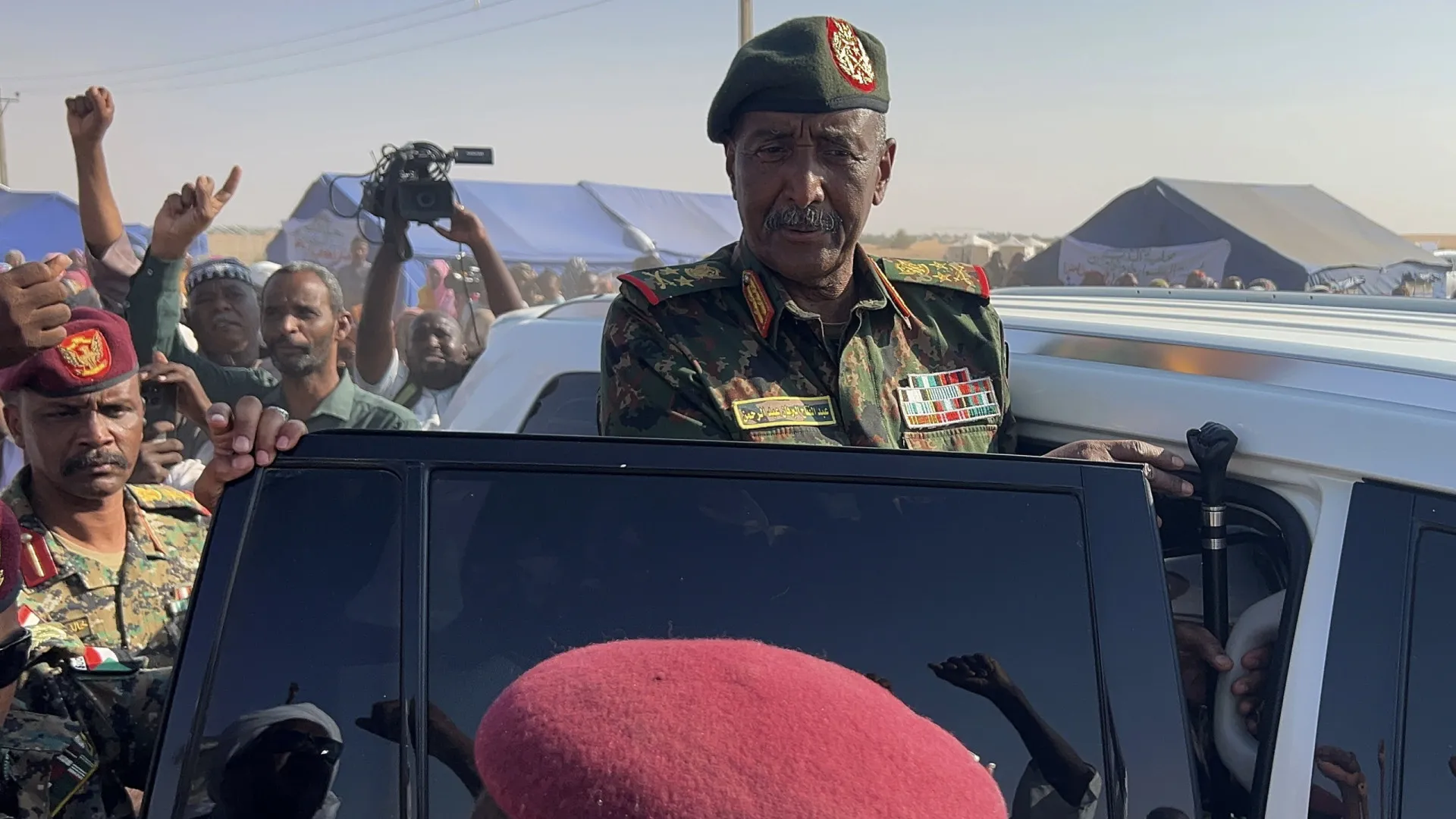 
                    Líder do Exército do Sudão recusa solução sem desarmamento de rebeldes
                