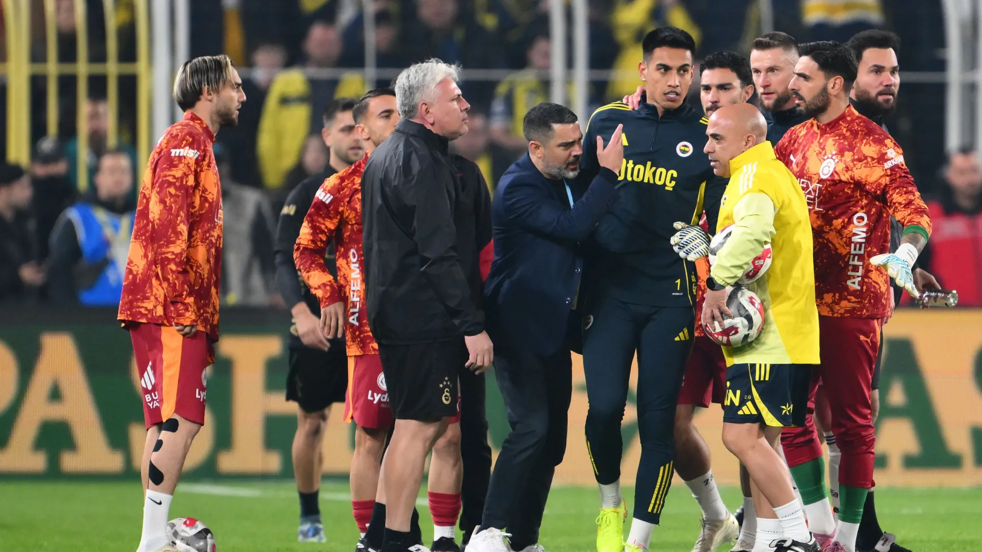 
                    Culpa não era de Mourinho. Fenerbahçe-Galatasaray com (enorme) confusão
                