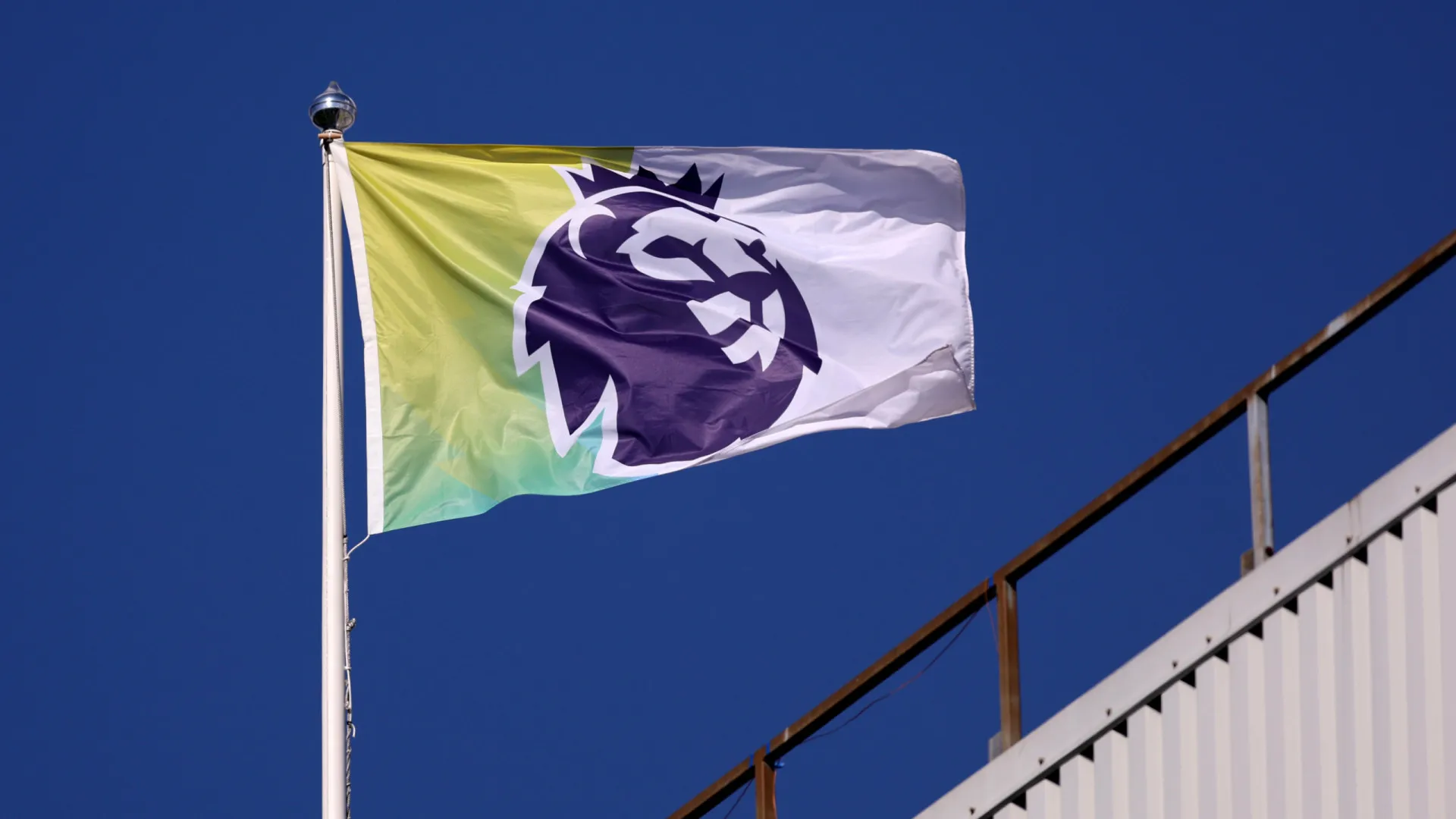 
                    Ex-Premier League detido por alegada violação ao tentar deixar Inglaterra
                