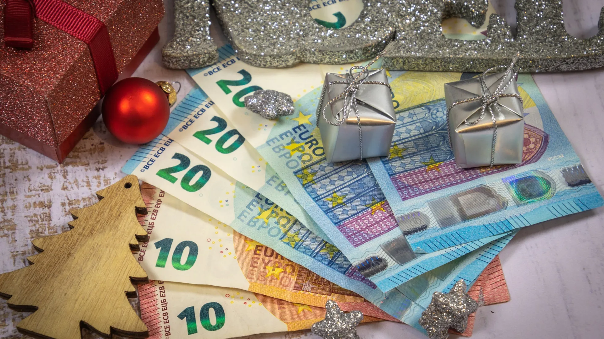 
                    Pensões de dezembro caem na conta esta semana (e com subsídio de Natal)
                