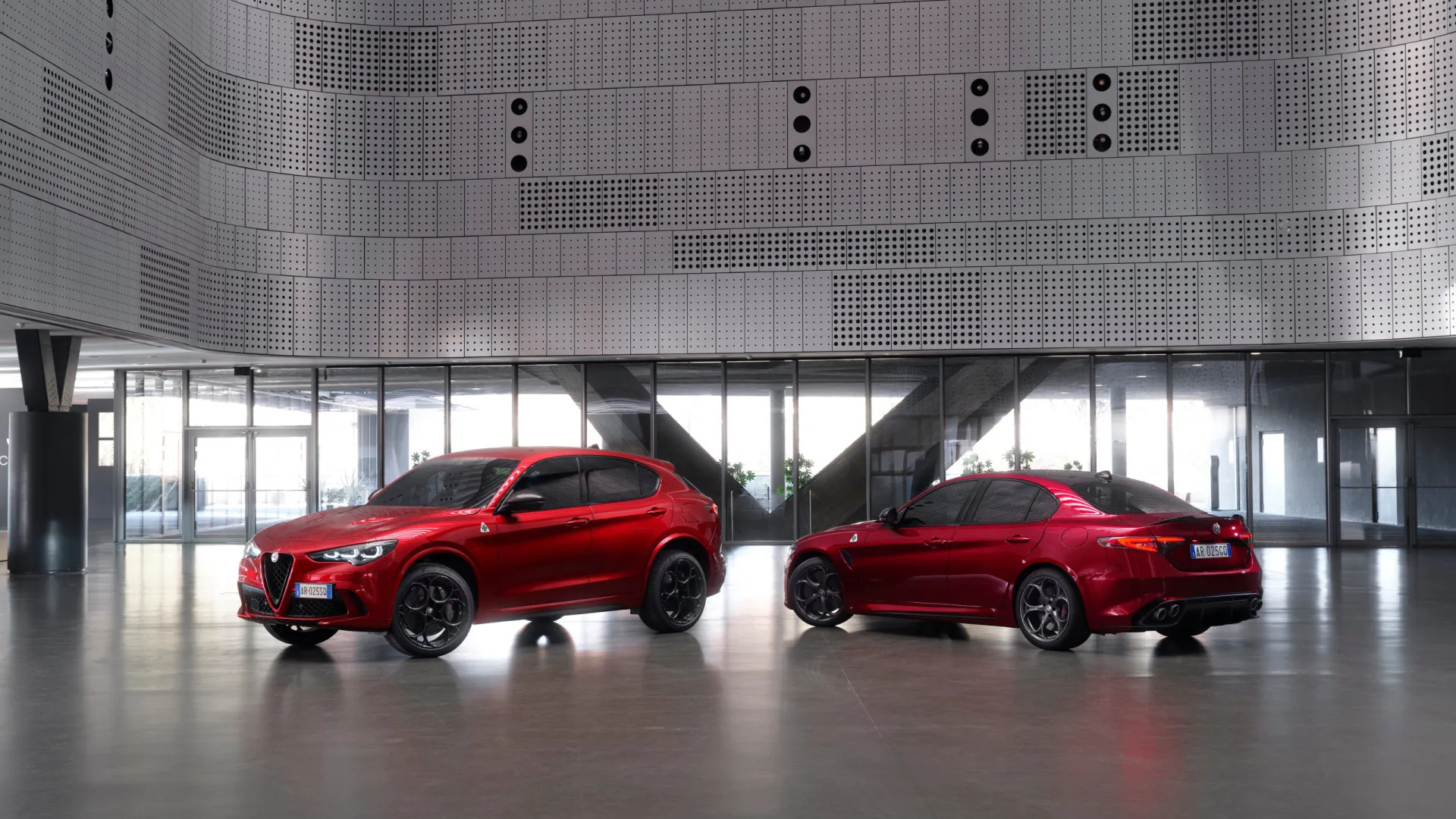 
                    Dois Alfa Romeo terão edições especiais, mas poucos as poderão tê-las
                